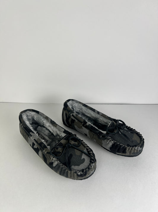 Shoes Flats By Minnetonka  Size: 6