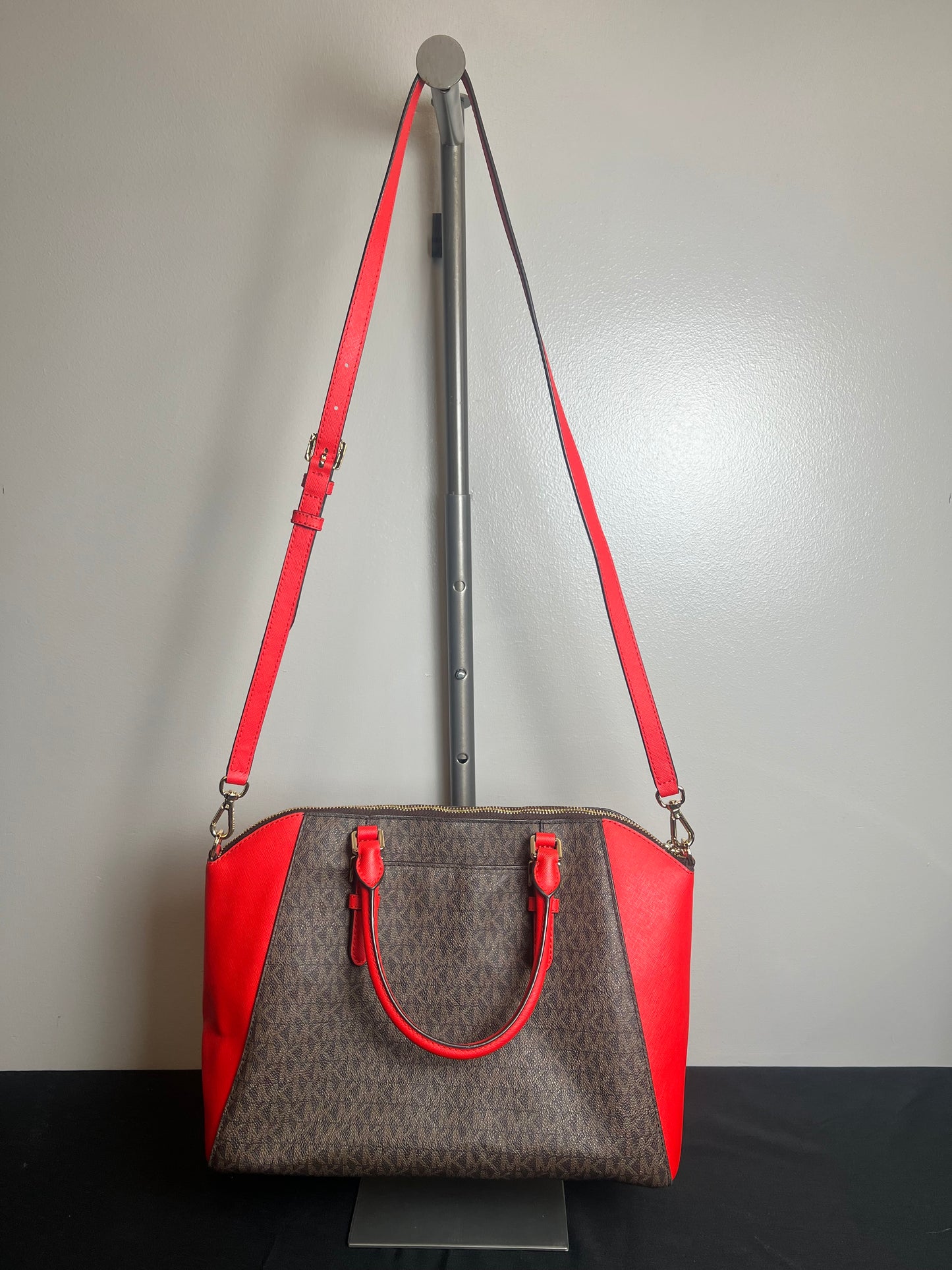 Handbag Designer By Michael Kors Size: Large