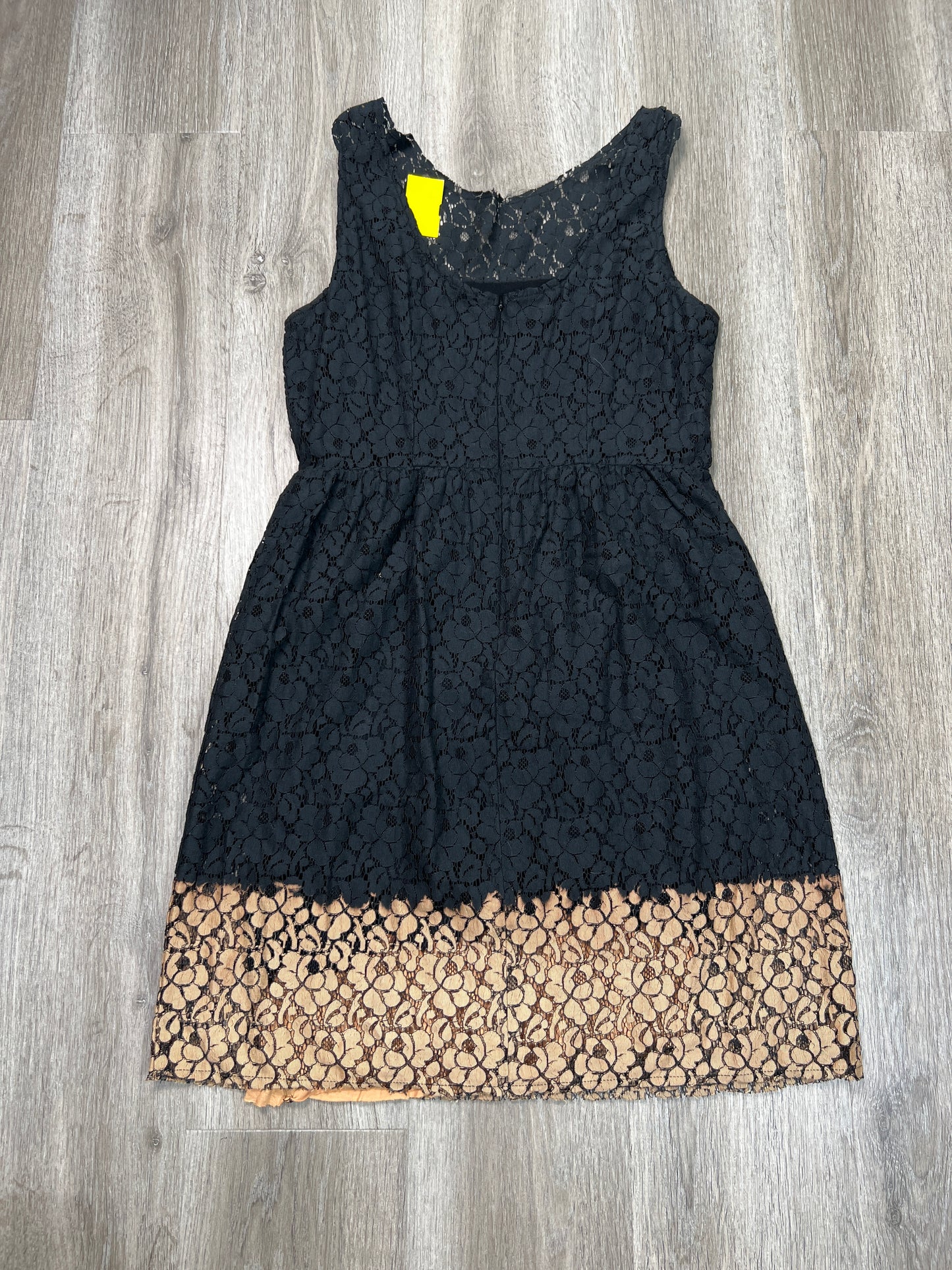 Dress Casual Short By Velvet In Black & Tan, Size: M