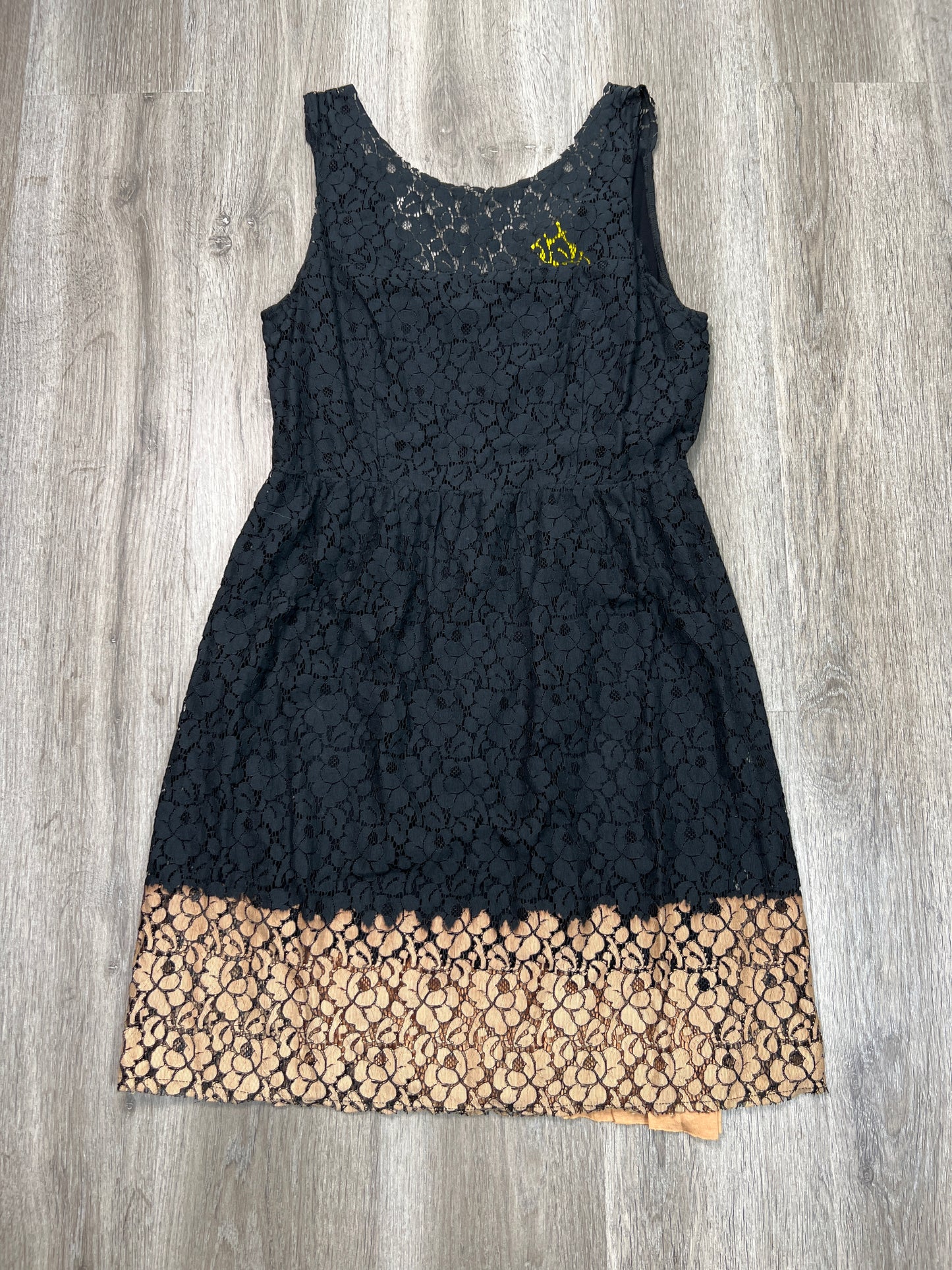 Dress Casual Short By Velvet In Black & Tan, Size: M