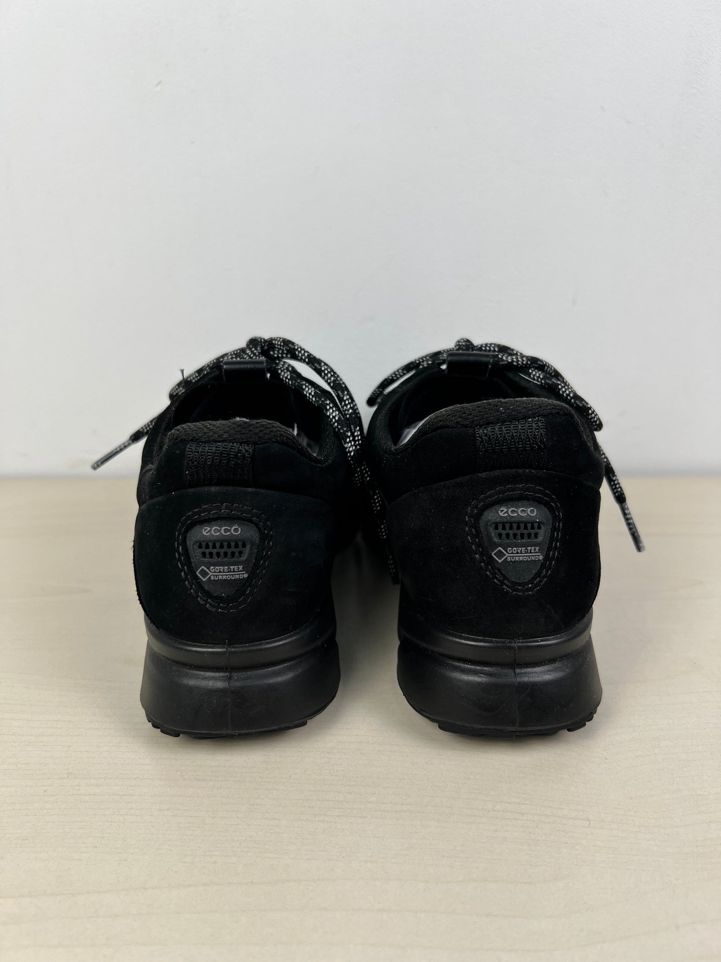 Black Shoes Hiking Ecco, Size 6