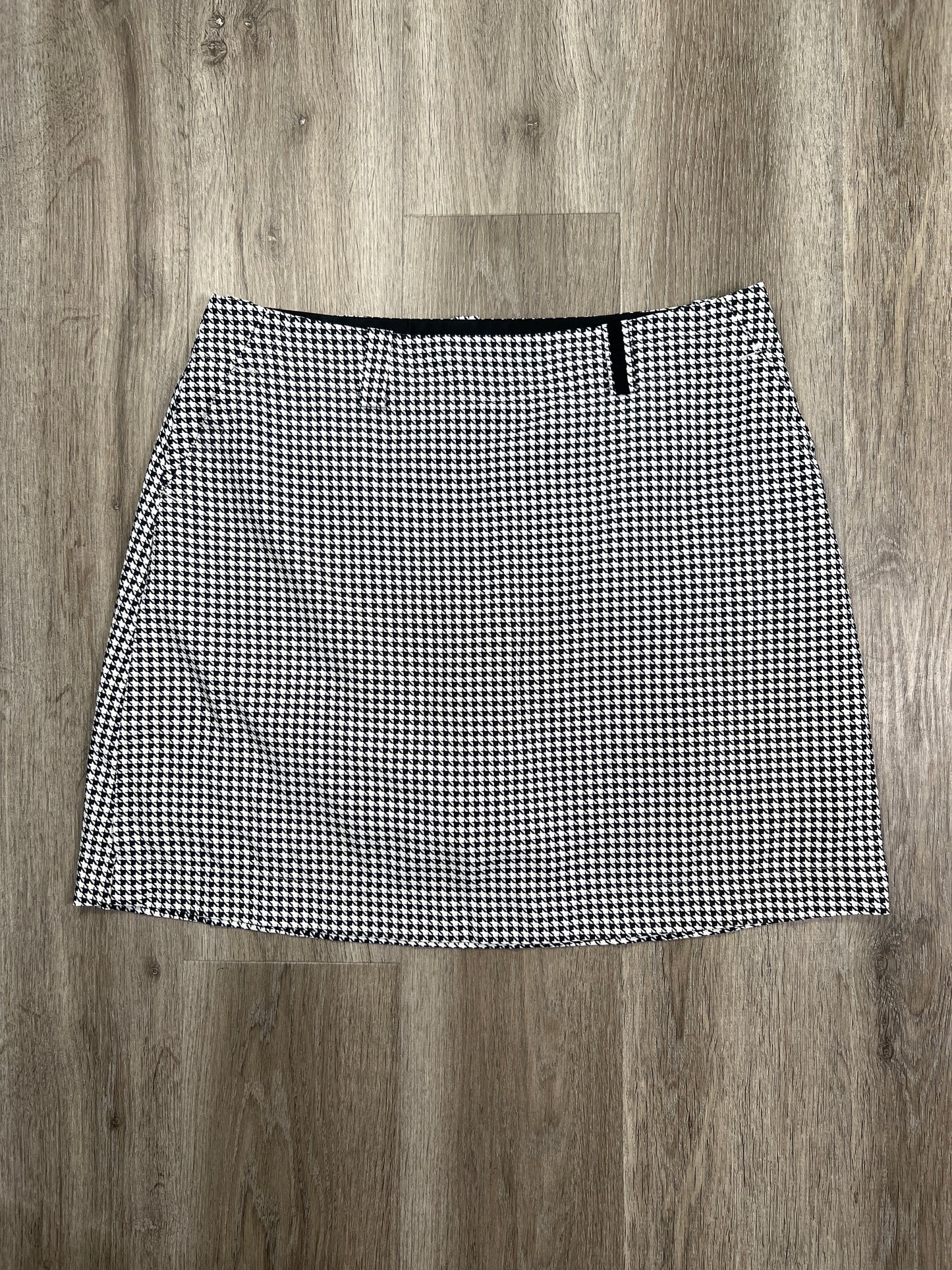 Athletic Skort By Nike Apparel In Black & White, Size: L