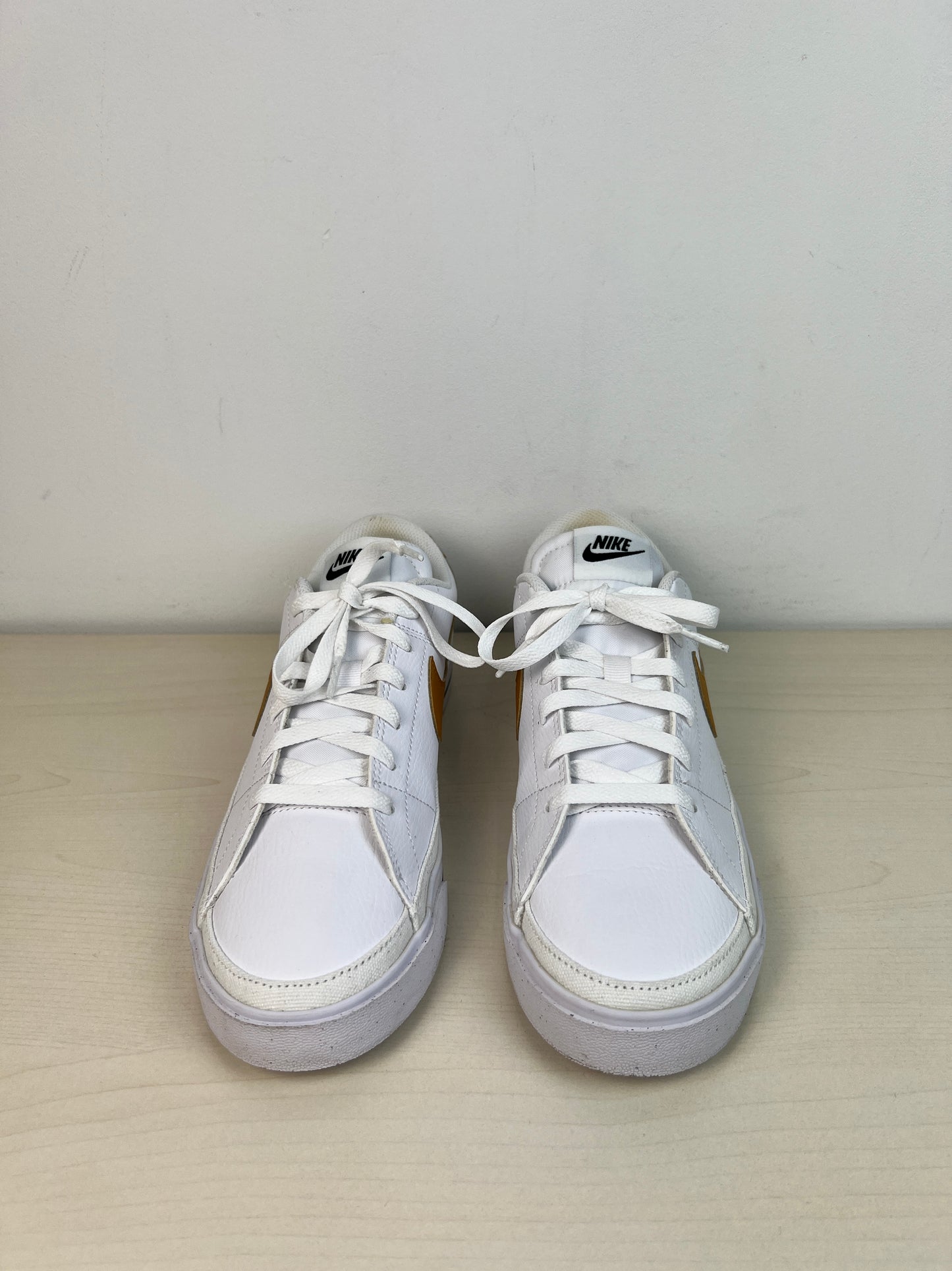 Shoes Sneakers By Nike In White, Size: 9.5