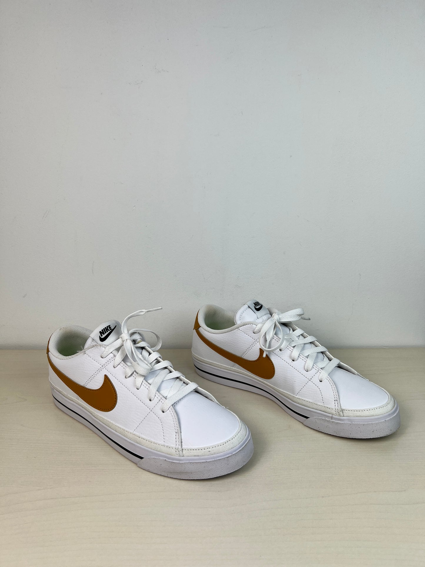 Shoes Sneakers By Nike In White, Size: 9.5