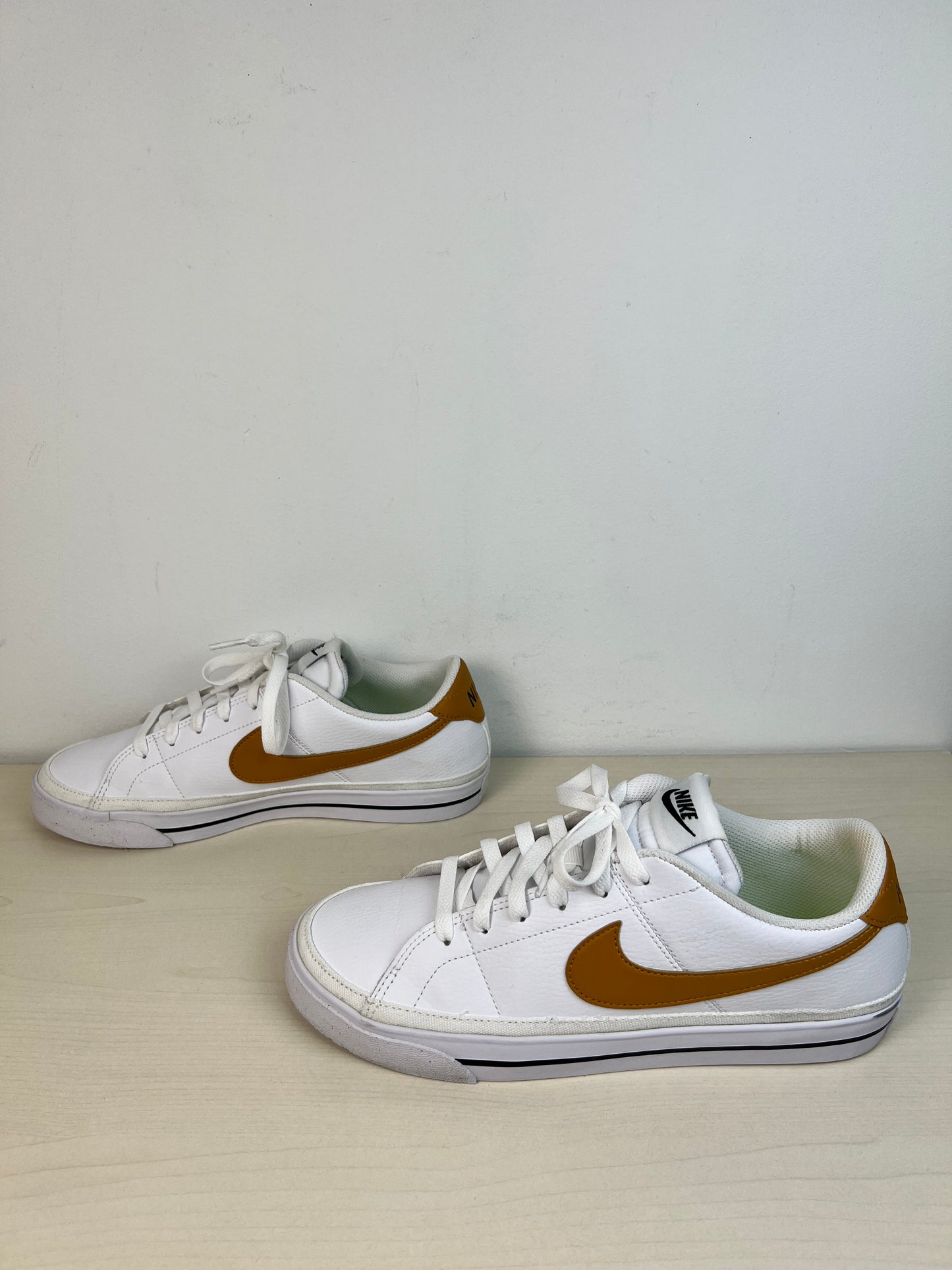 Shoes Sneakers By Nike In White, Size: 9.5