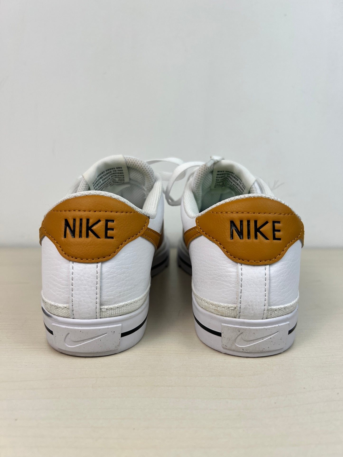 Shoes Sneakers By Nike In White, Size: 9.5