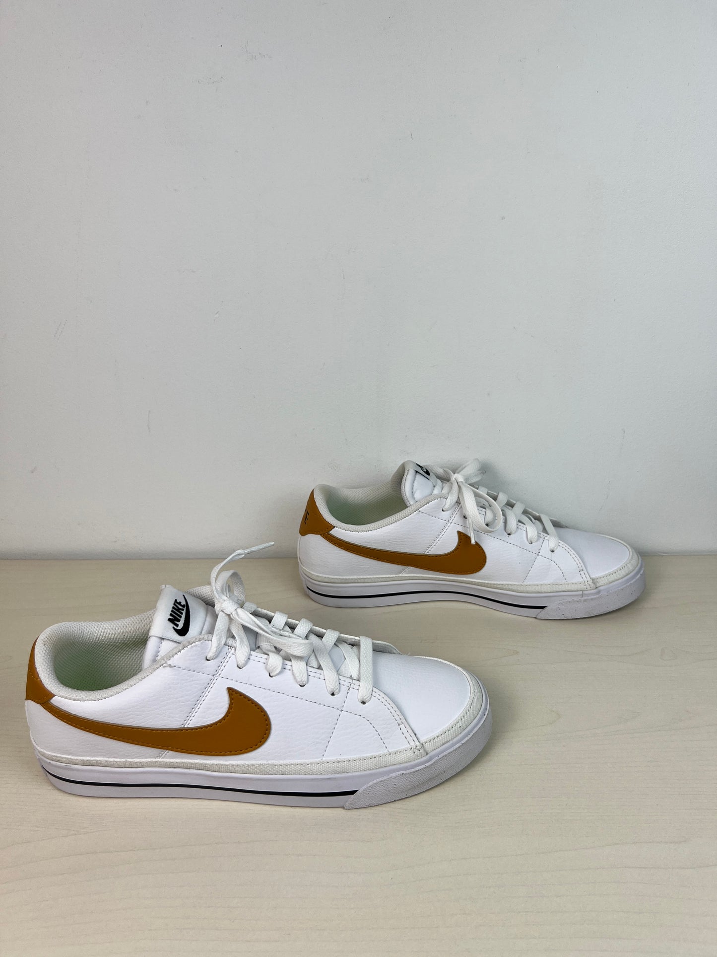 Shoes Sneakers By Nike In White, Size: 9.5