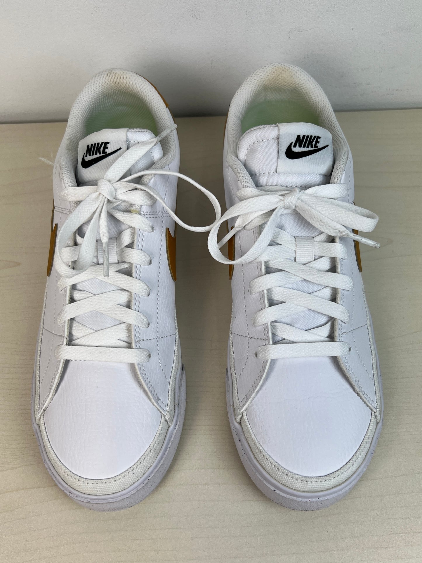 Shoes Sneakers By Nike In White, Size: 9.5