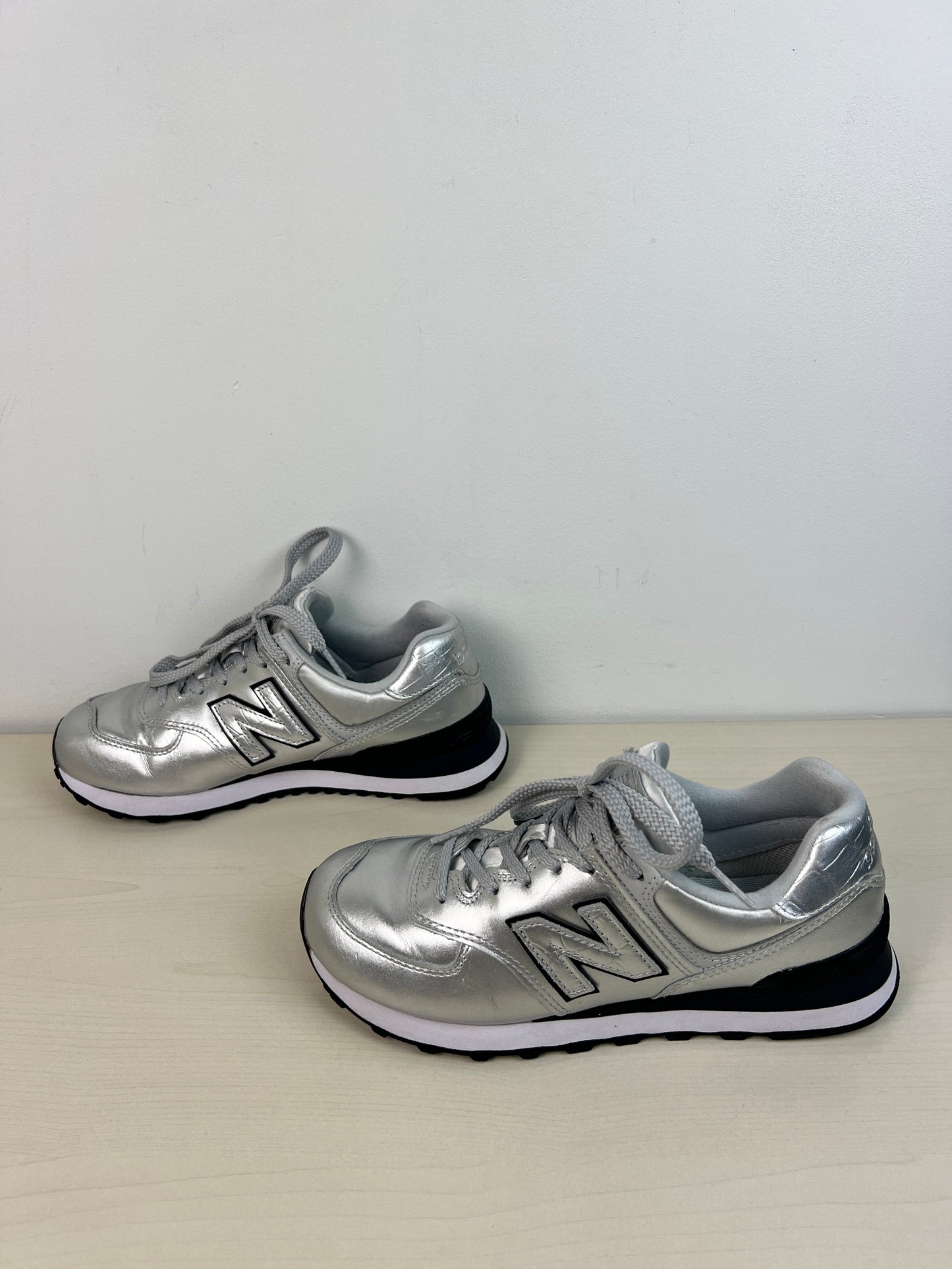 Shoes Sneakers By New Balance In Silver, Size: 7