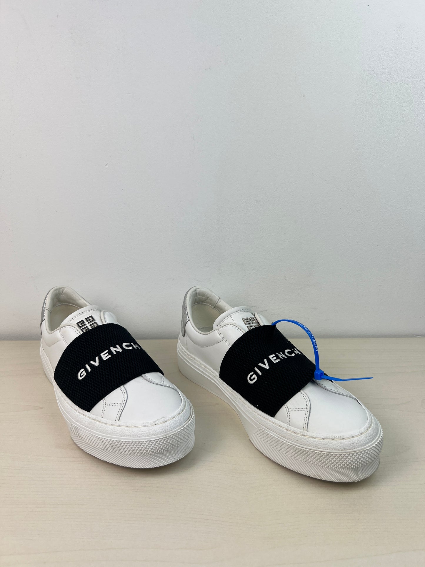 Shoes Luxury Designer By Givenchy In White, Size: 6