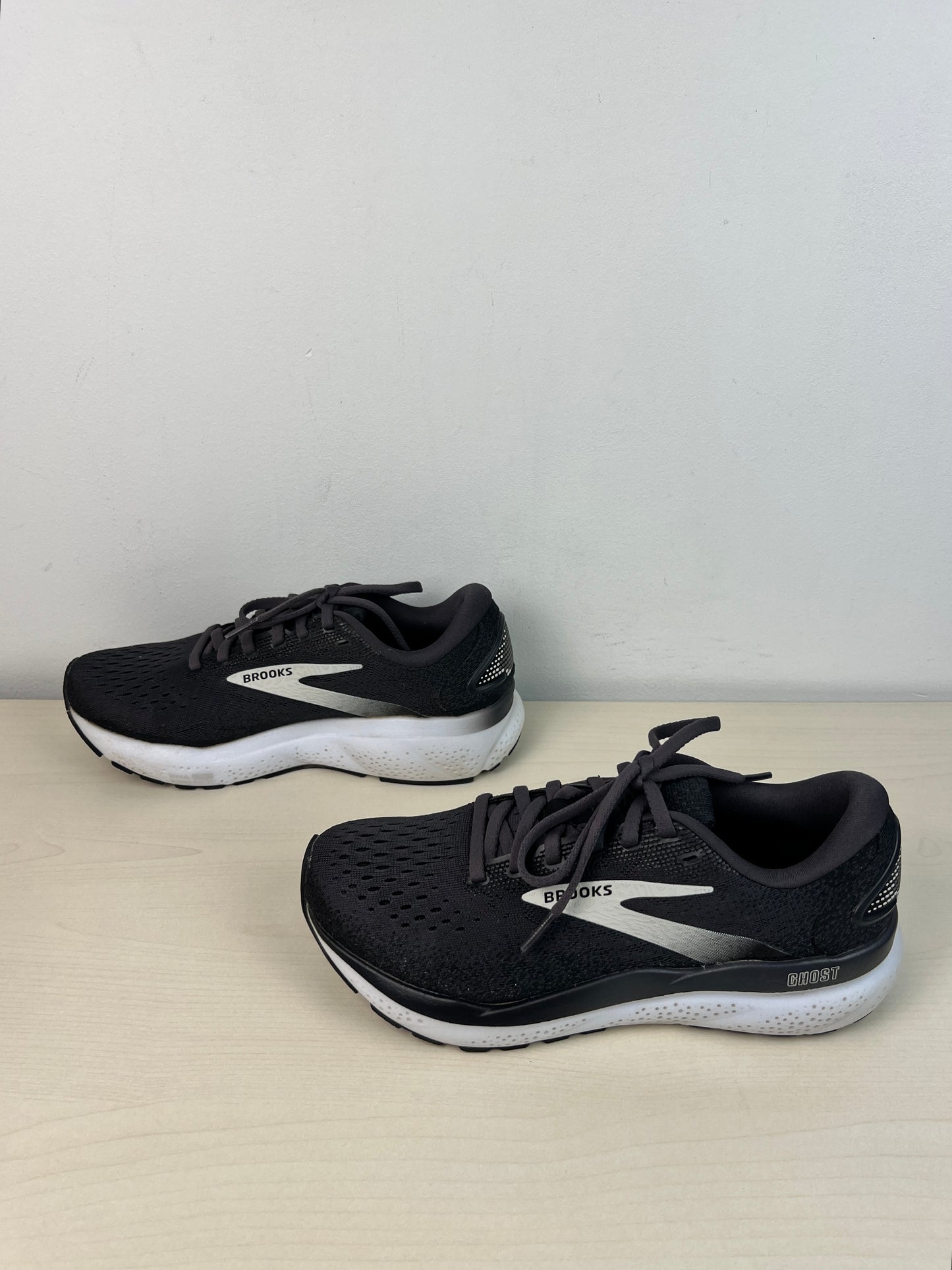 Shoes Athletic By Brooks In Grey, Size: 7.5