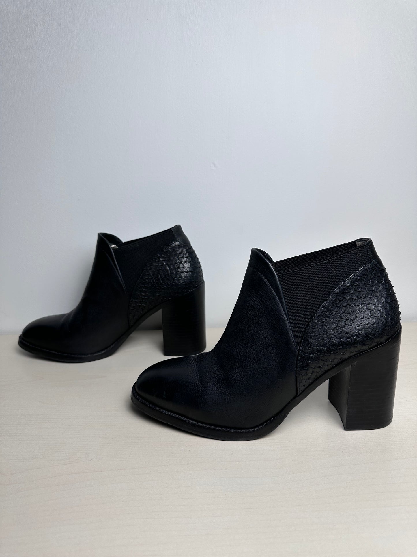 Boots Ankle Heels By Johnston & Murphy In Black, Size: 8.5