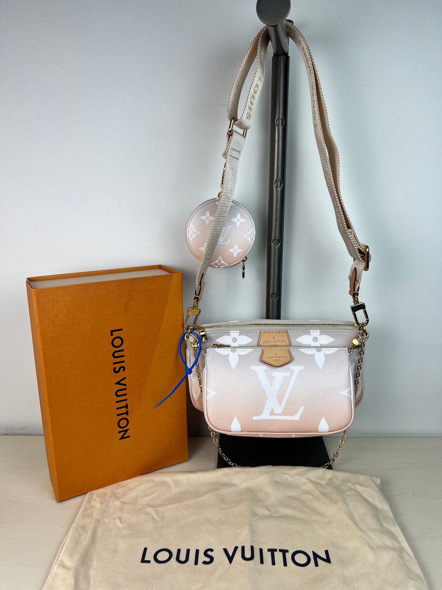 Crossbody Luxury Designer By Louis Vuitton, Size: Medium