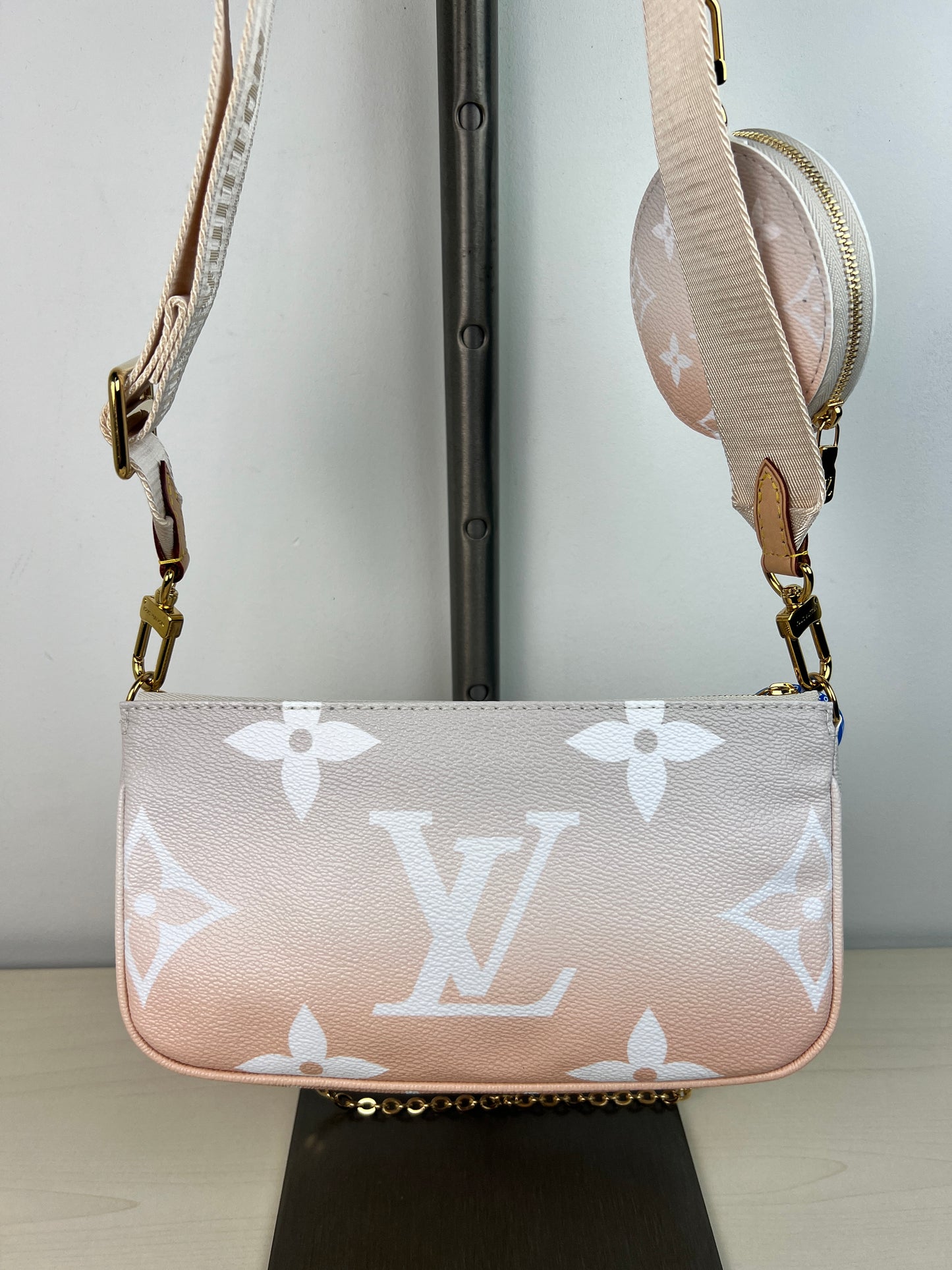 Crossbody Luxury Designer By Louis Vuitton, Size: Medium