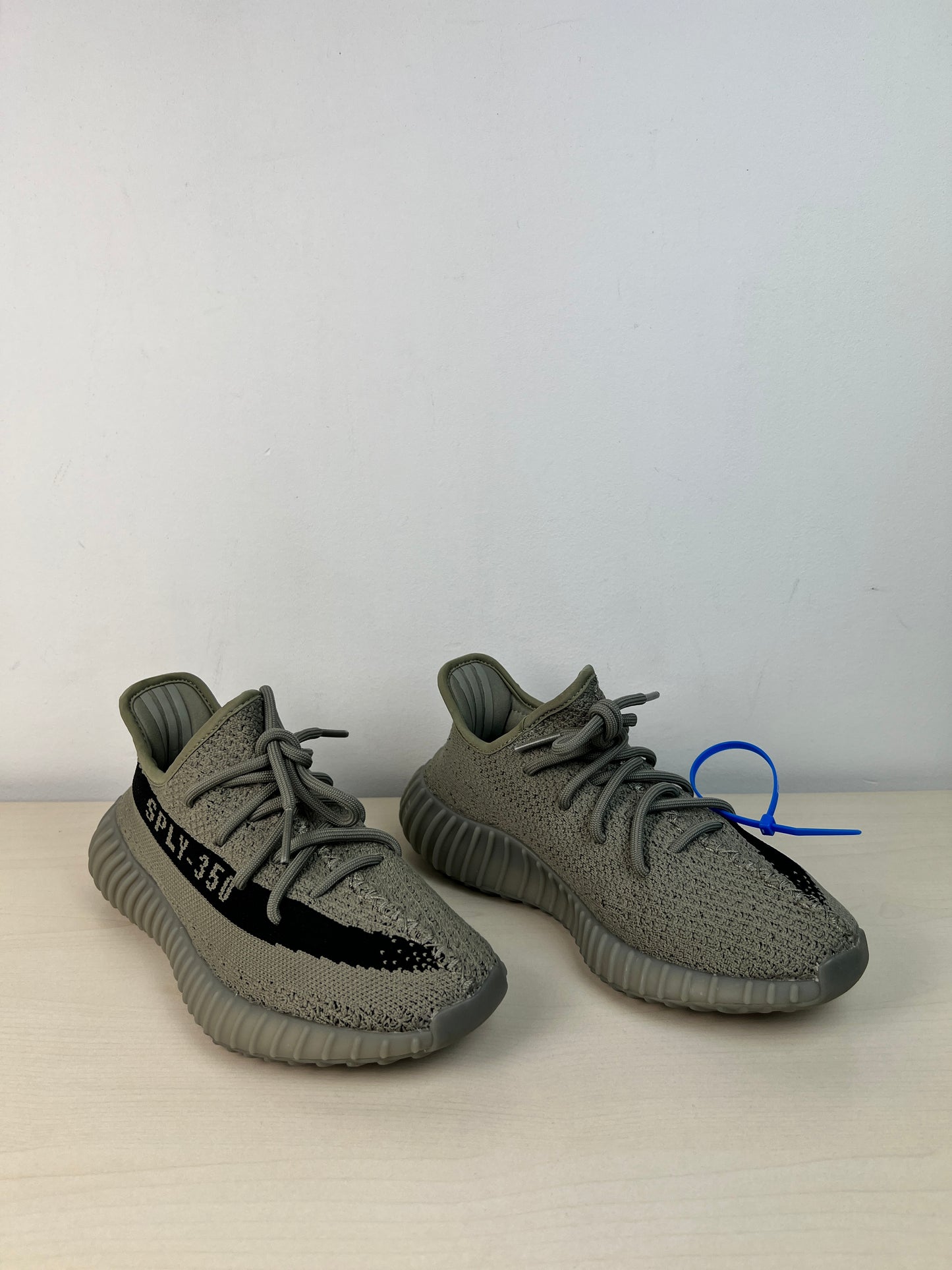 Shoes Sneakers By Yeezy In Green, Size: 7