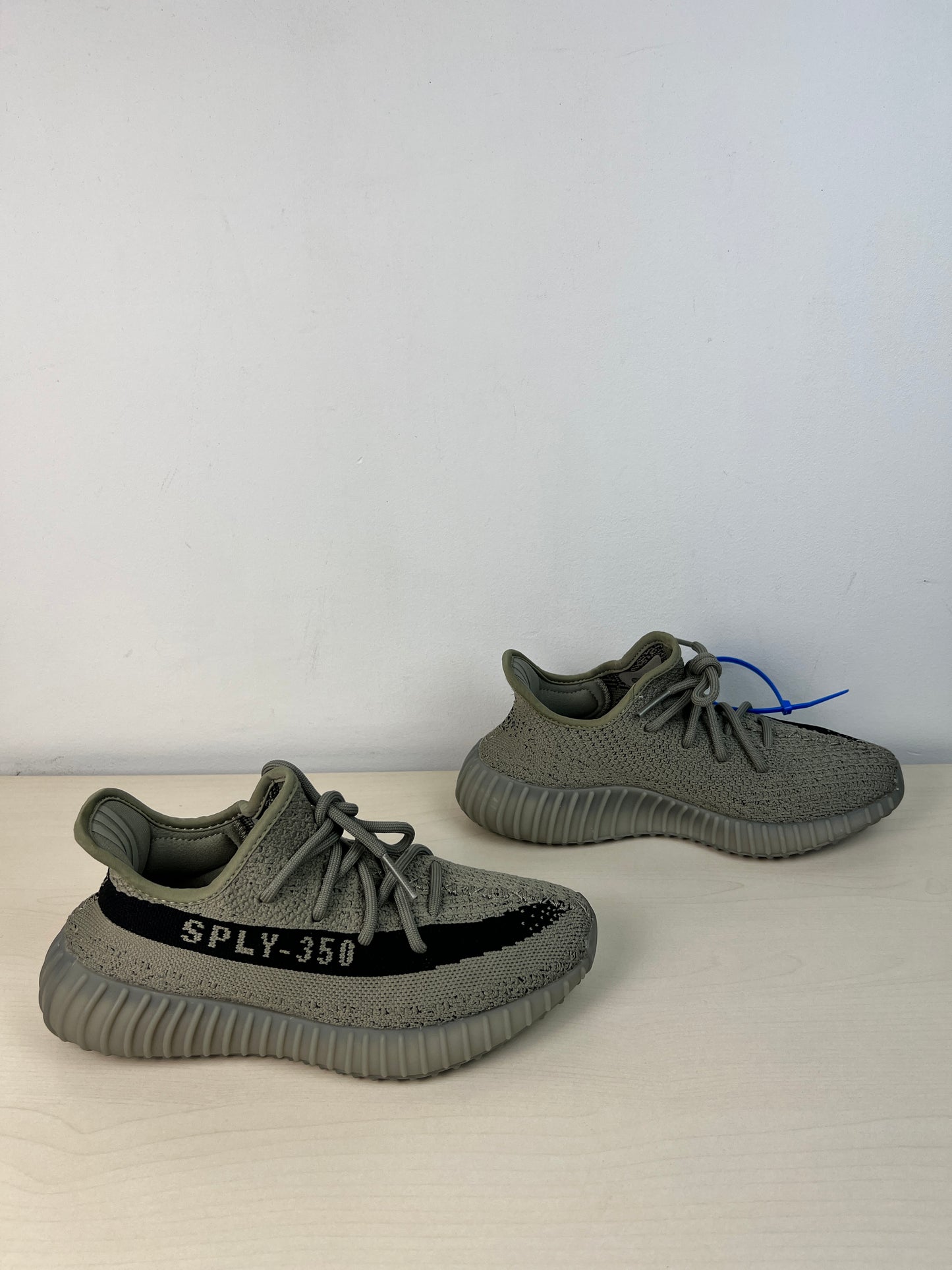 Shoes Sneakers By Yeezy In Green, Size: 7