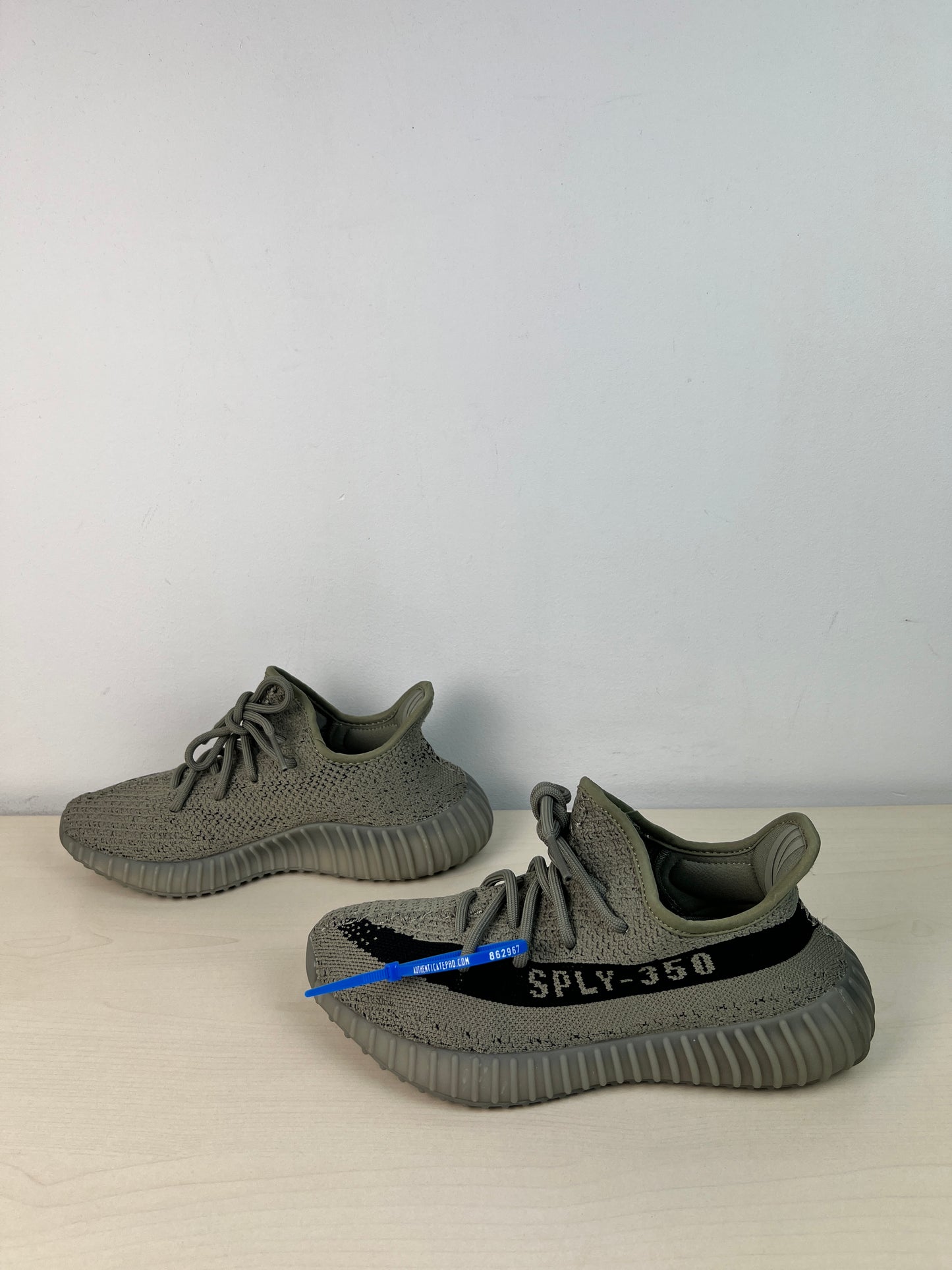 Shoes Sneakers By Yeezy In Green, Size: 7