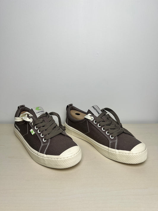 Shoes Sneakers By Cariuma In Grey, Size: 9.5