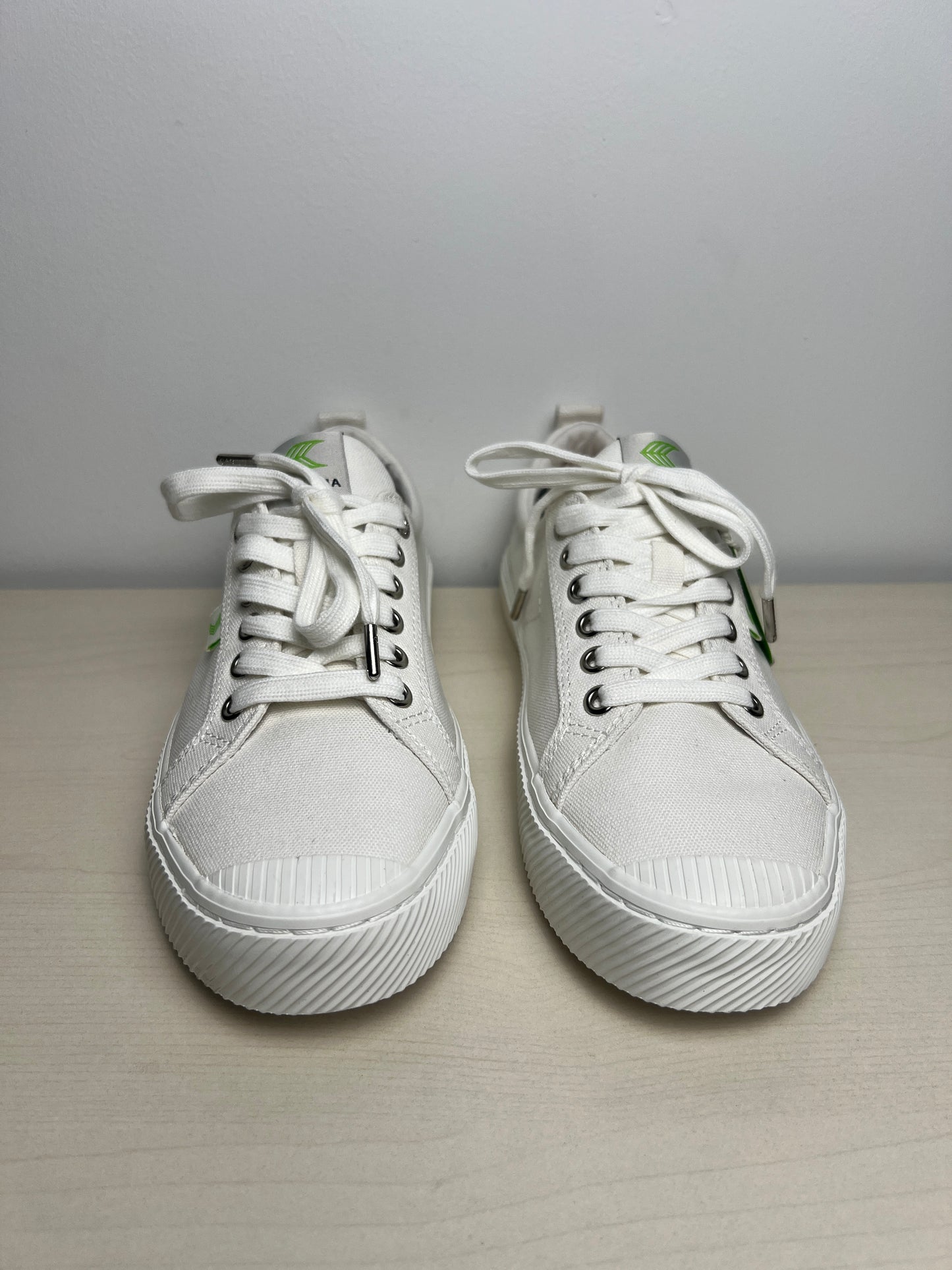 Shoes Sneakers By Cariuma In White, Size: 9.5