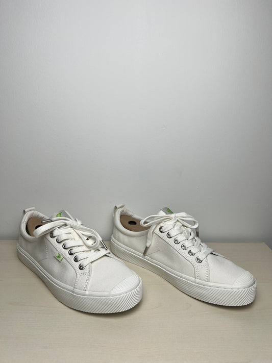 Shoes Sneakers By Cariuma In White, Size: 9.5