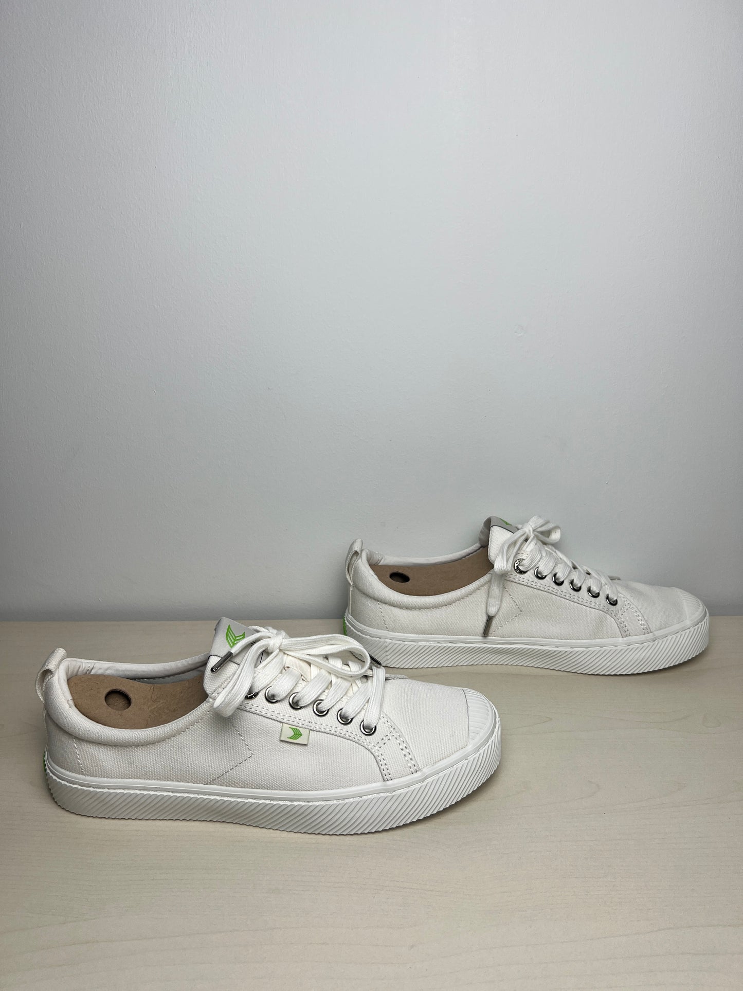 Shoes Sneakers By Cariuma In White, Size: 9.5