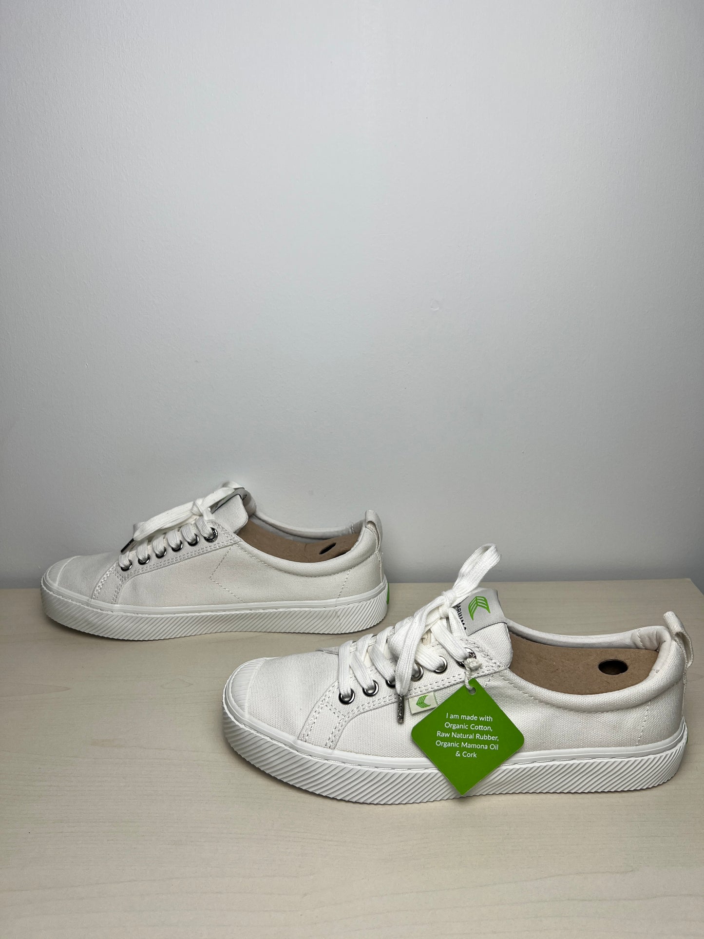 Shoes Sneakers By Cariuma In White, Size: 9.5