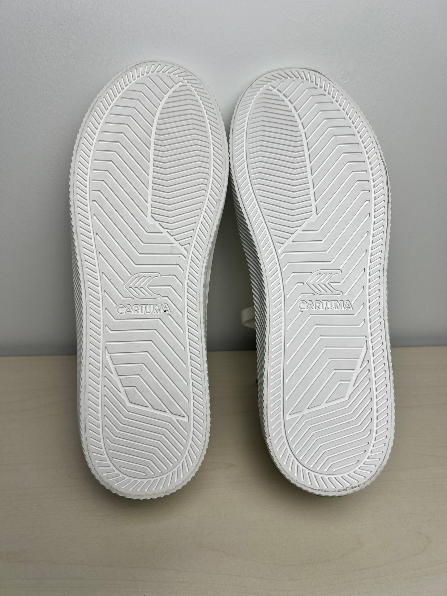 Shoes Sneakers By Cariuma In White, Size: 9.5