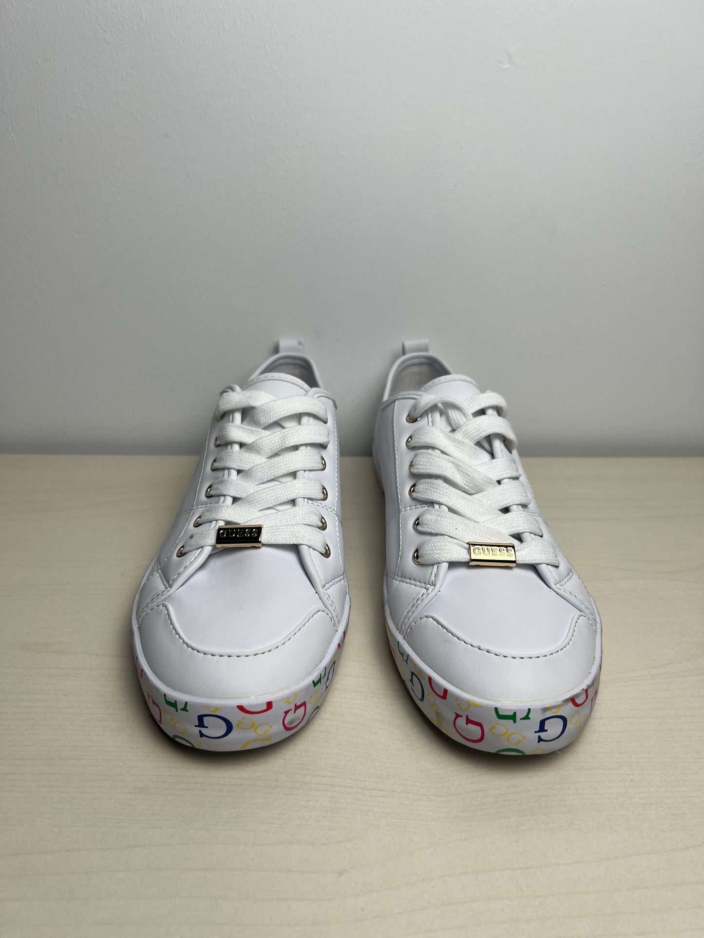 Shoes Sneakers By Guess In White, Size: 8.5