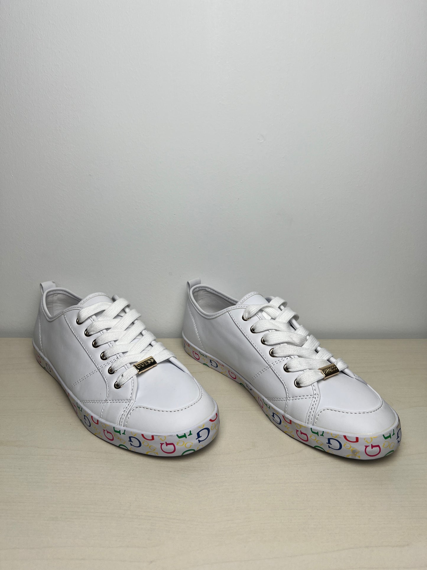 Shoes Sneakers By Guess In White, Size: 8.5