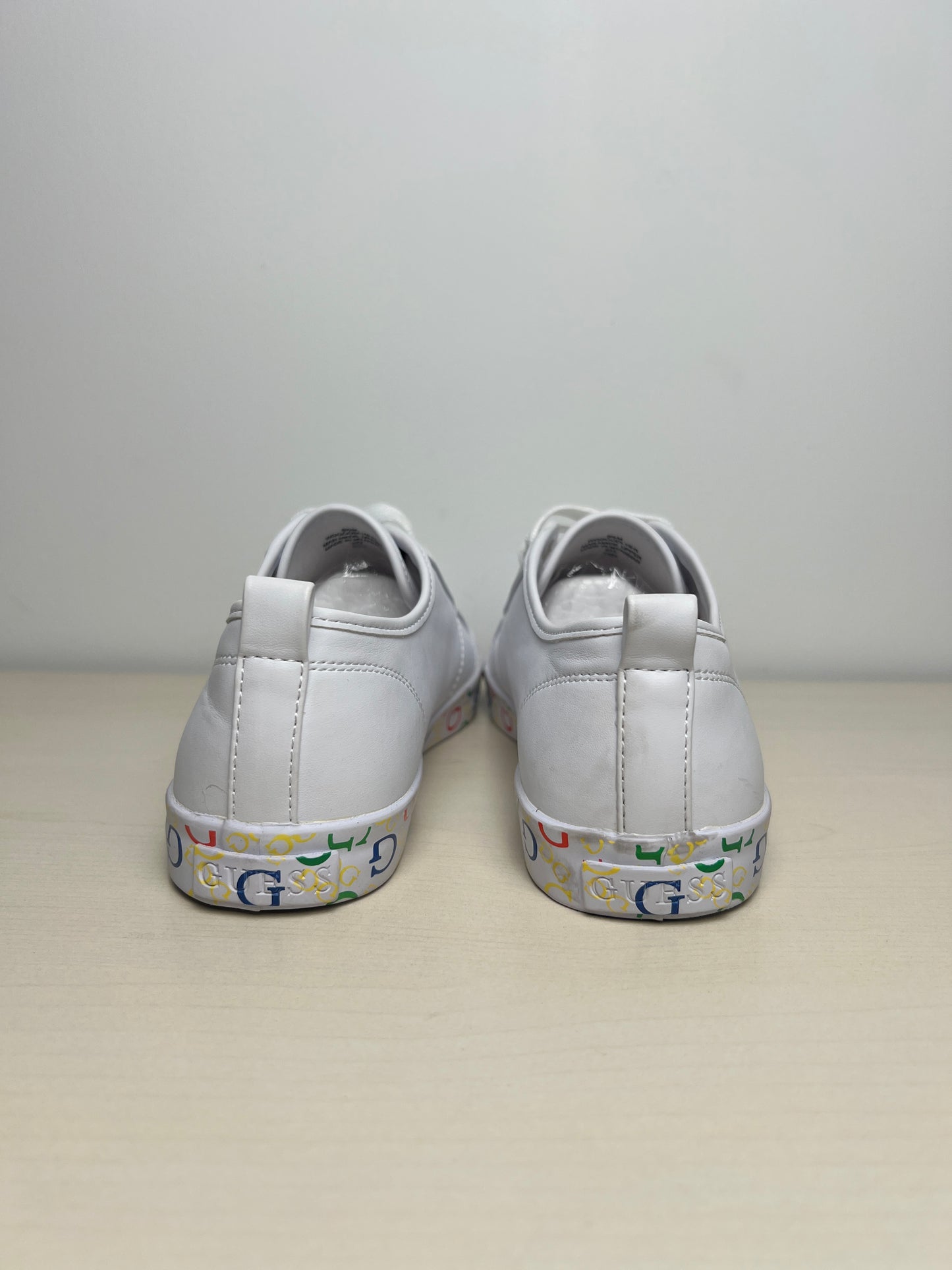 Shoes Sneakers By Guess In White, Size: 8.5