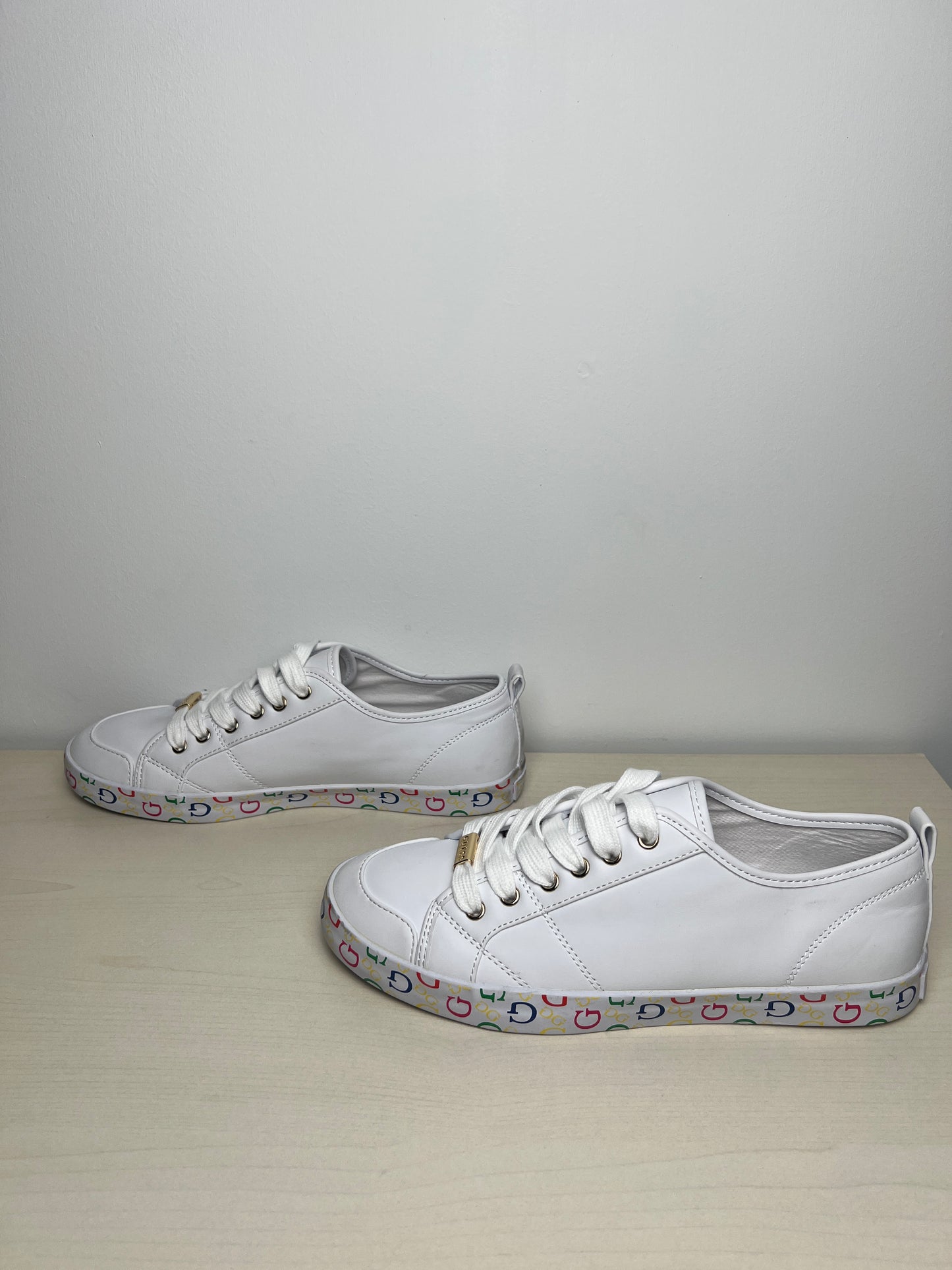 Shoes Sneakers By Guess In White, Size: 8.5