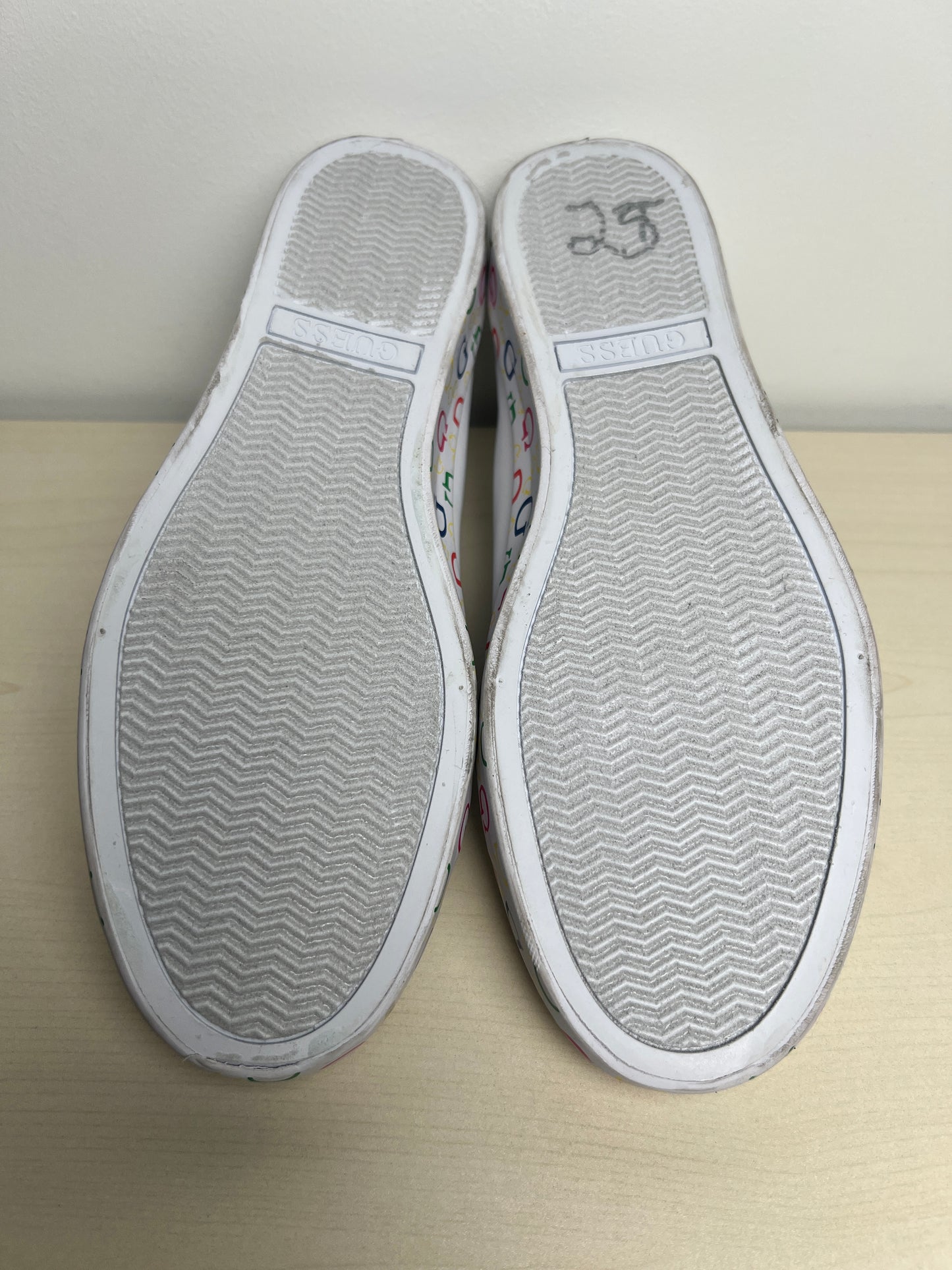 Shoes Sneakers By Guess In White, Size: 8.5