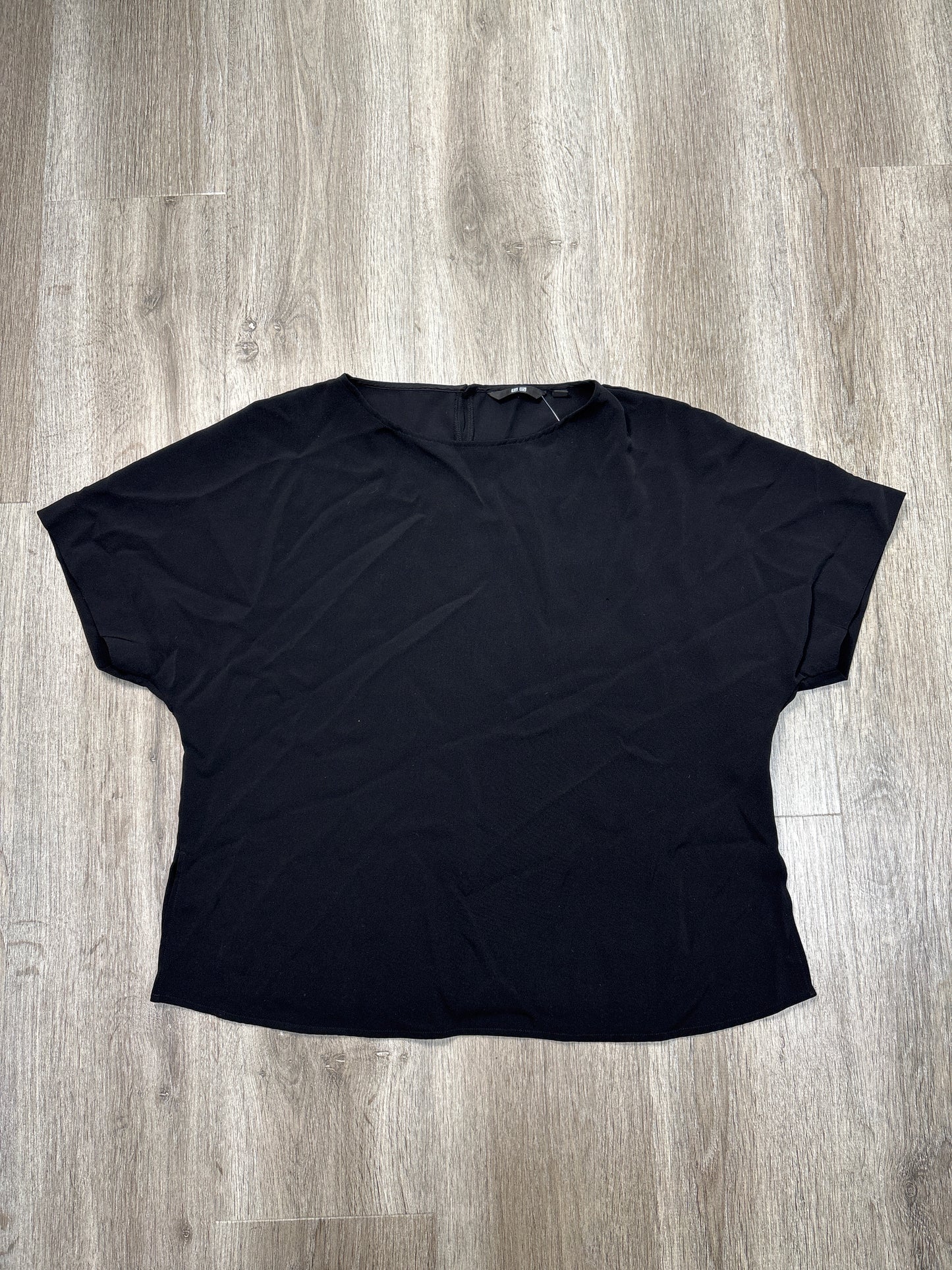 Top Short Sleeve By Uniqlo In Black, Size: Xs