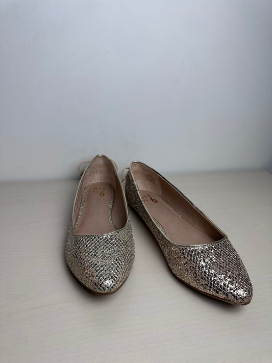 Shoes Flats By Mix No 6 In Gold, Size: 10