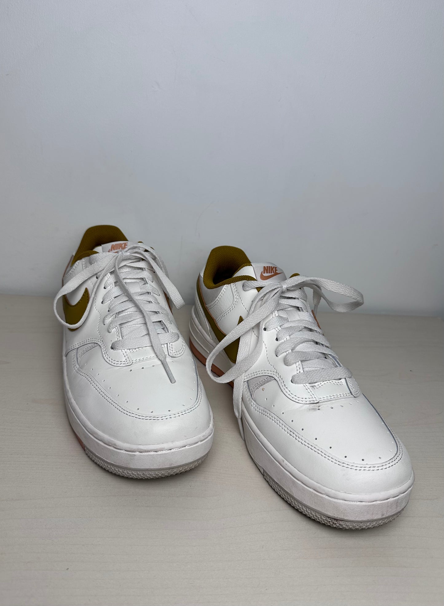 Shoes Sneakers By Nike In White & Yellow, Size: 9.5