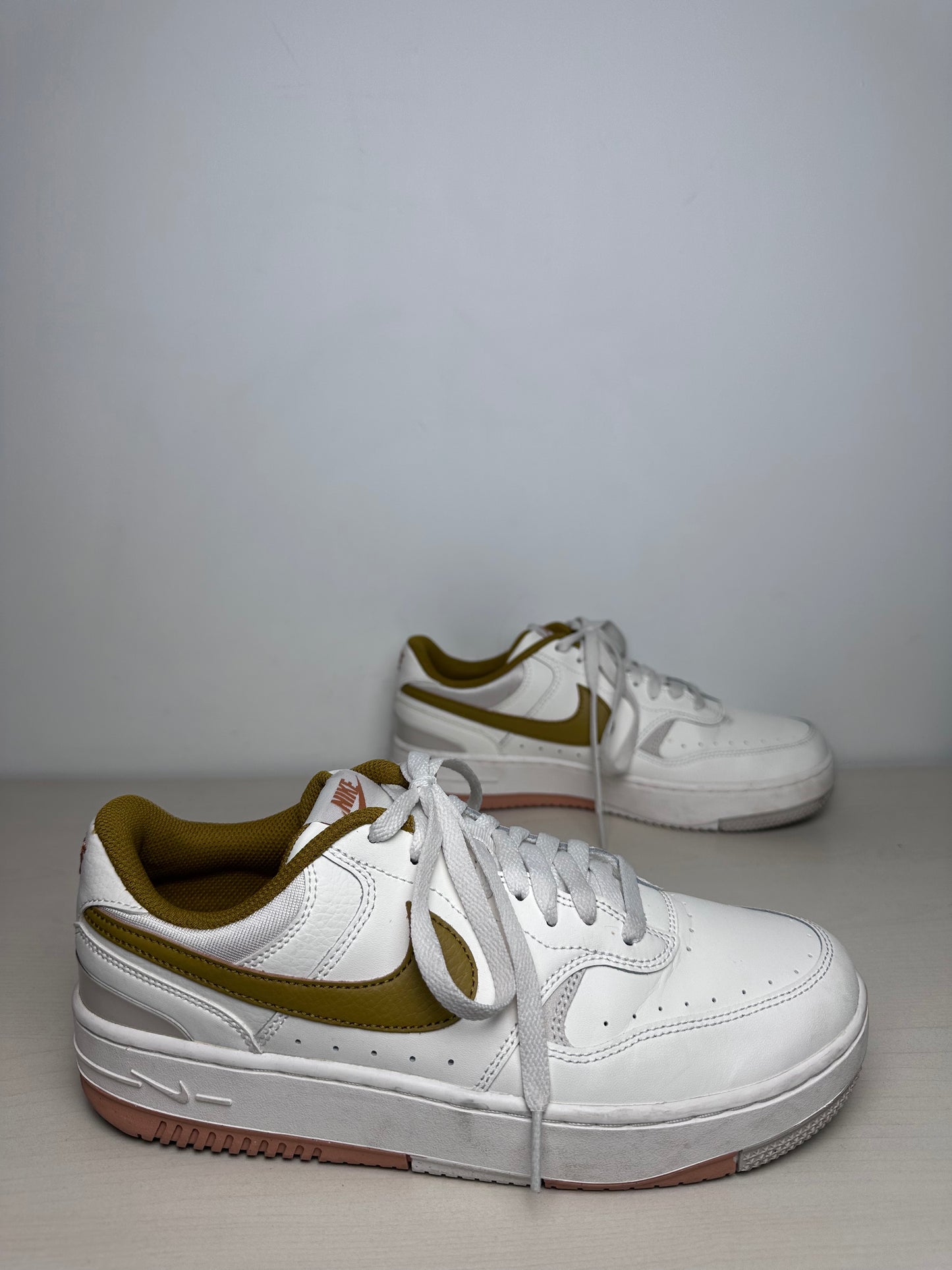 Shoes Sneakers By Nike In White & Yellow, Size: 9.5