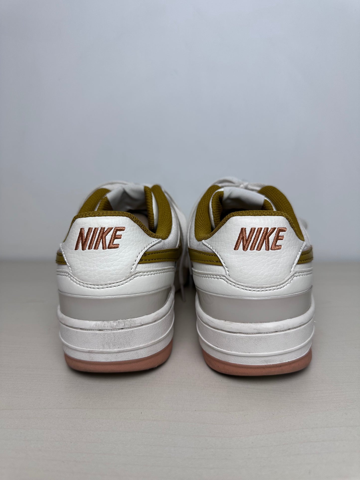 Shoes Sneakers By Nike In White & Yellow, Size: 9.5