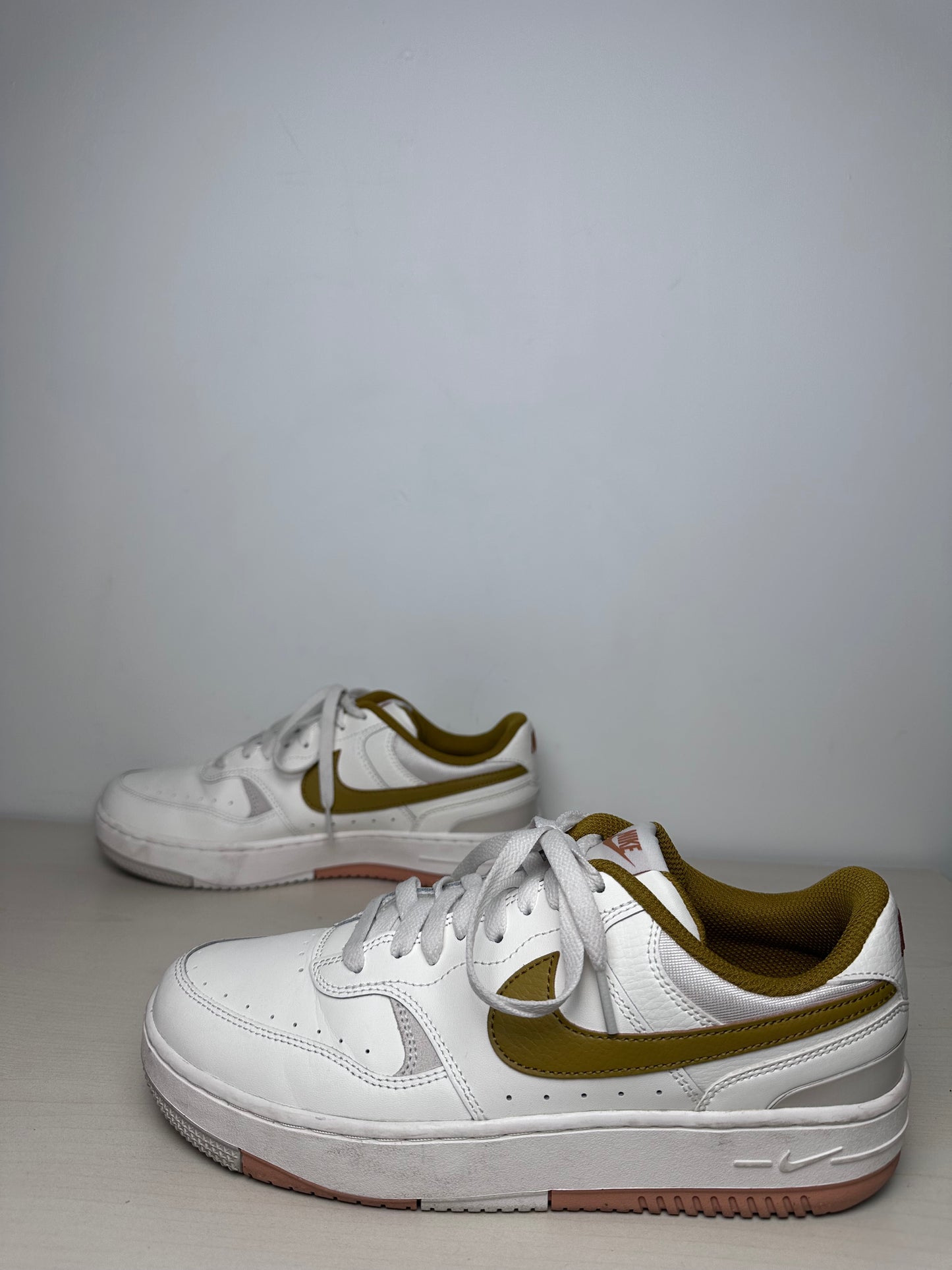 Shoes Sneakers By Nike In White & Yellow, Size: 9.5