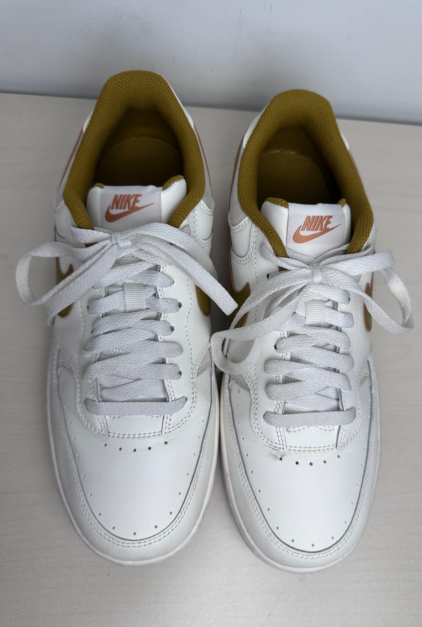 Shoes Sneakers By Nike In White & Yellow, Size: 9.5