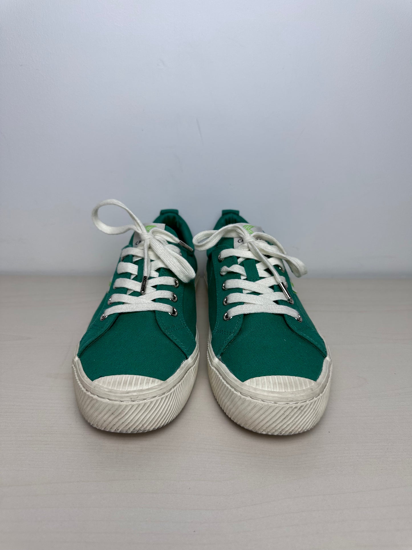 Shoes Sneakers By Cariuma In Green, Size: 9