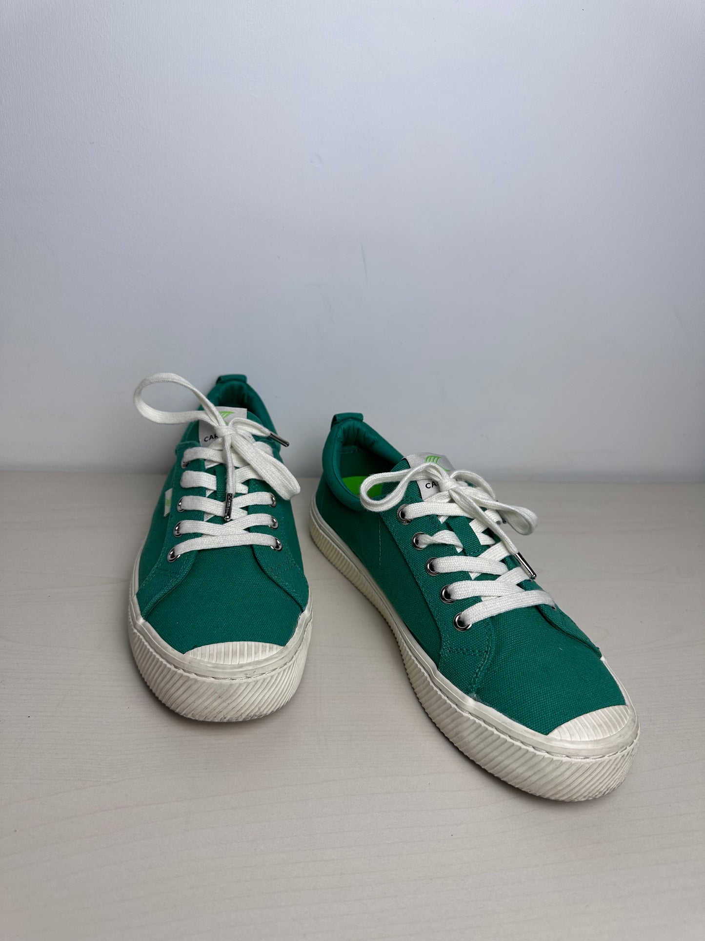 Shoes Sneakers By Cariuma In Green, Size: 9