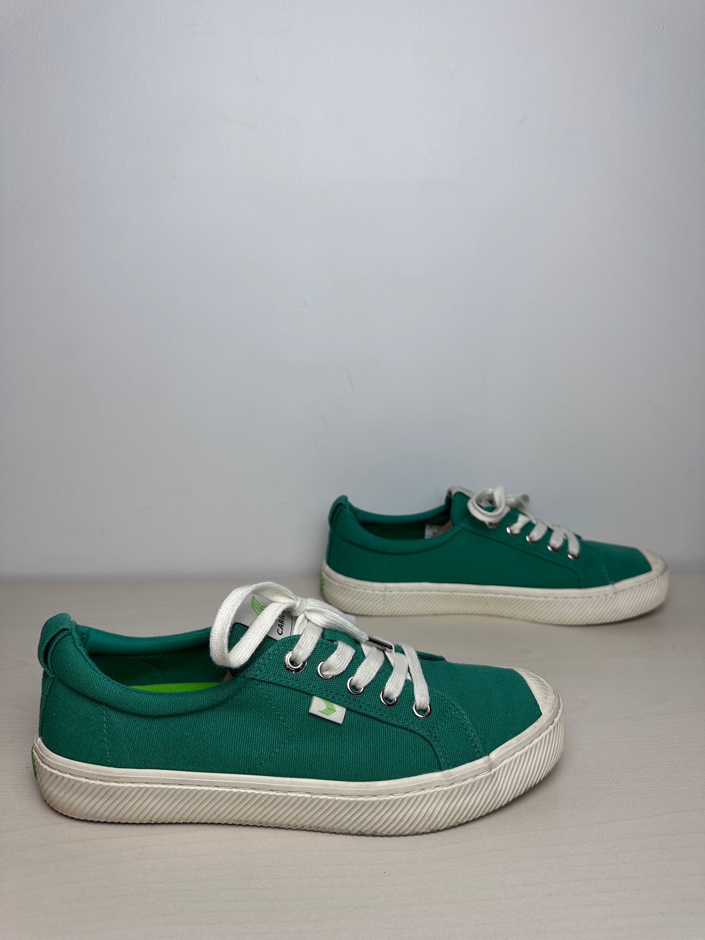 Shoes Sneakers By Cariuma In Green, Size: 9