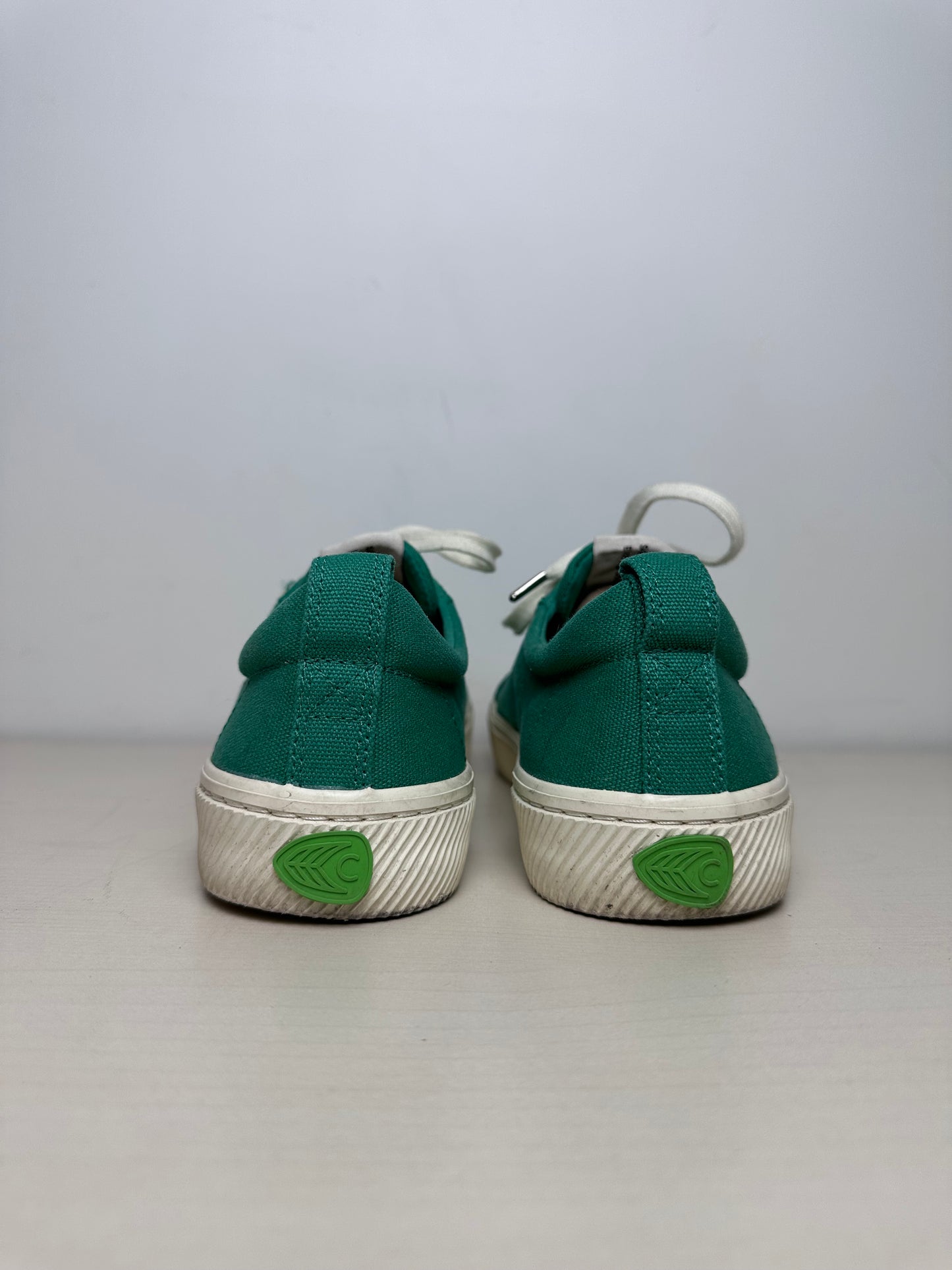 Shoes Sneakers By Cariuma In Green, Size: 9