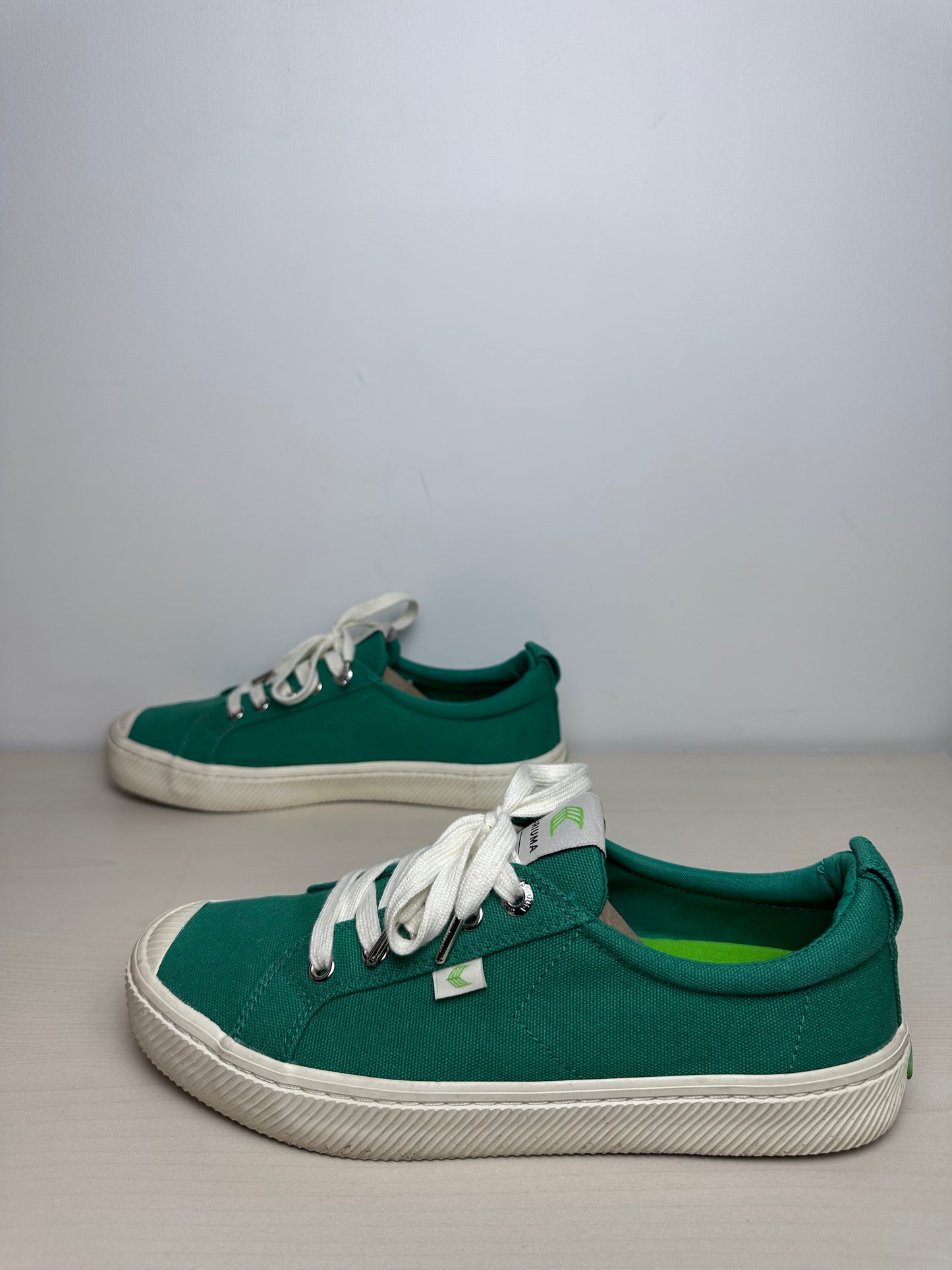 Shoes Sneakers By Cariuma In Green, Size: 9