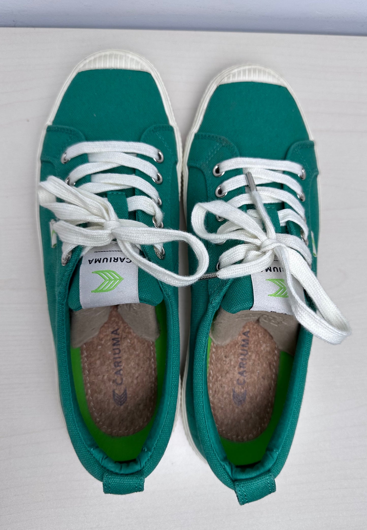 Shoes Sneakers By Cariuma In Green, Size: 9