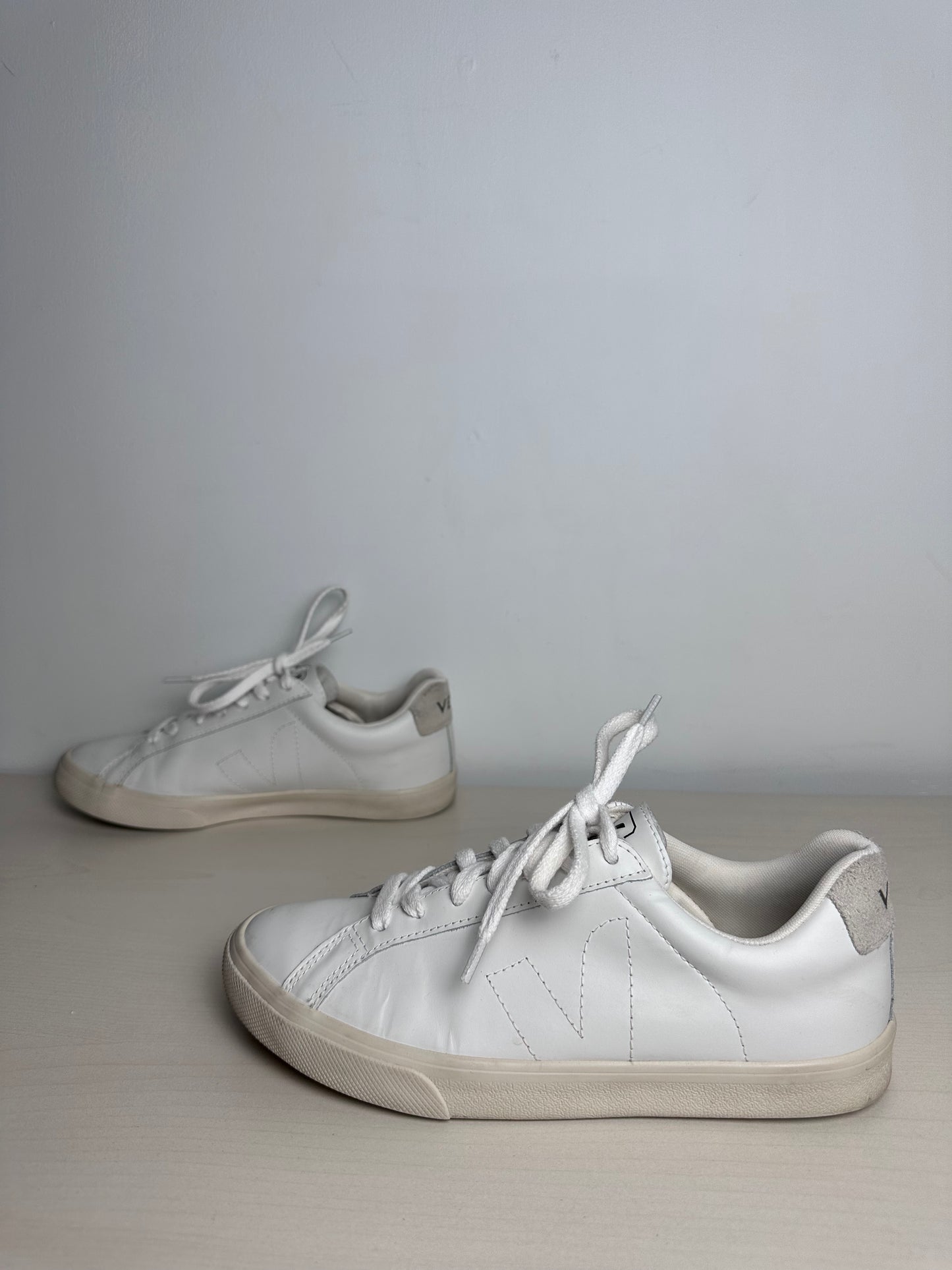 Shoes Sneakers By VEJA In White, Size: 7