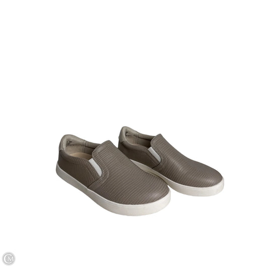 Shoes Sneakers By Dr Scholls In Grey, Size: 7.5