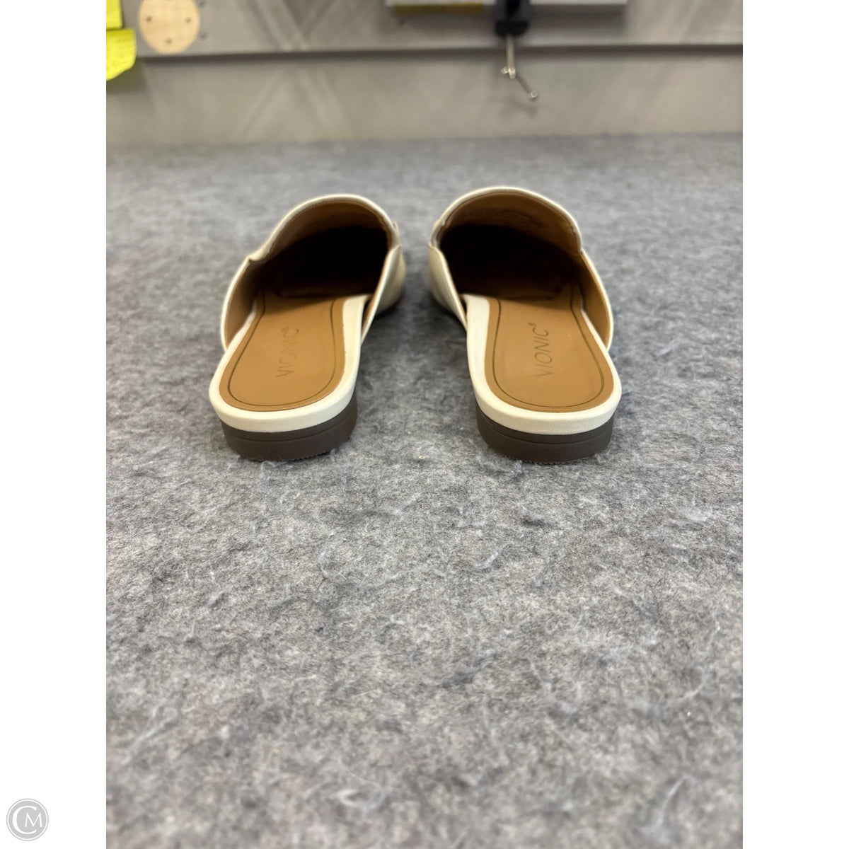 Shoes Flats By Vionic In Cream, Size: 6