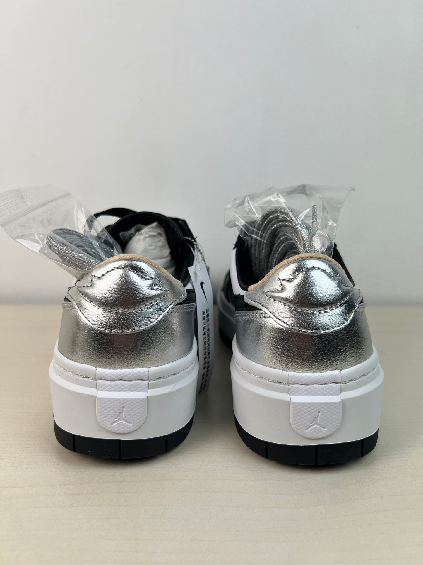 Shoes Sneakers By Nike In Black & Silver, Size: 10.5