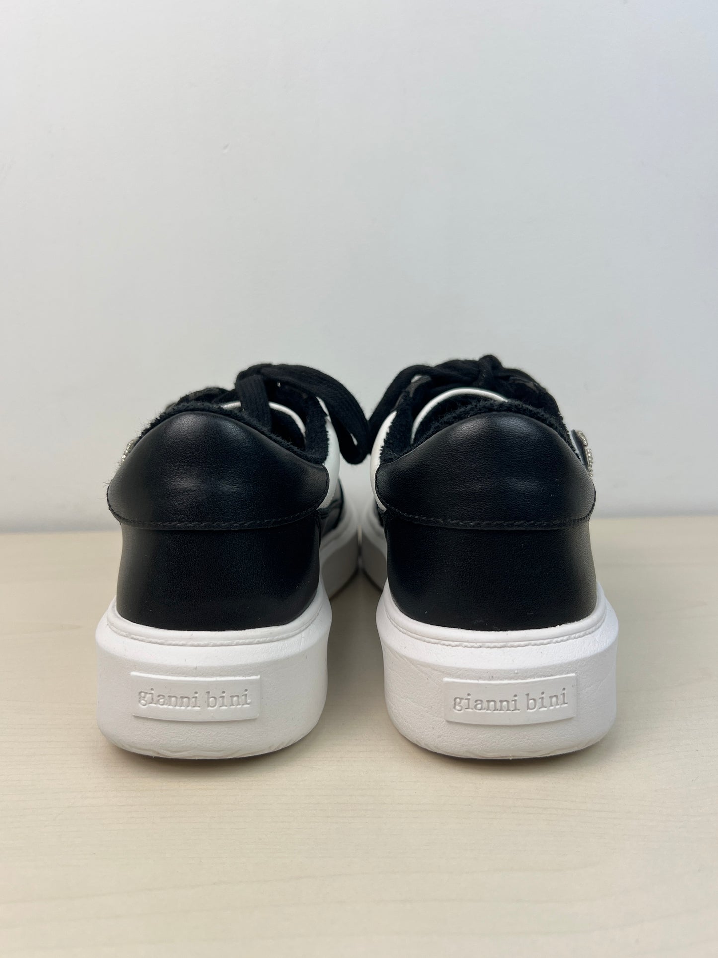 Shoes Sneakers By Giani Bernini In Black & White, Size: 6.5